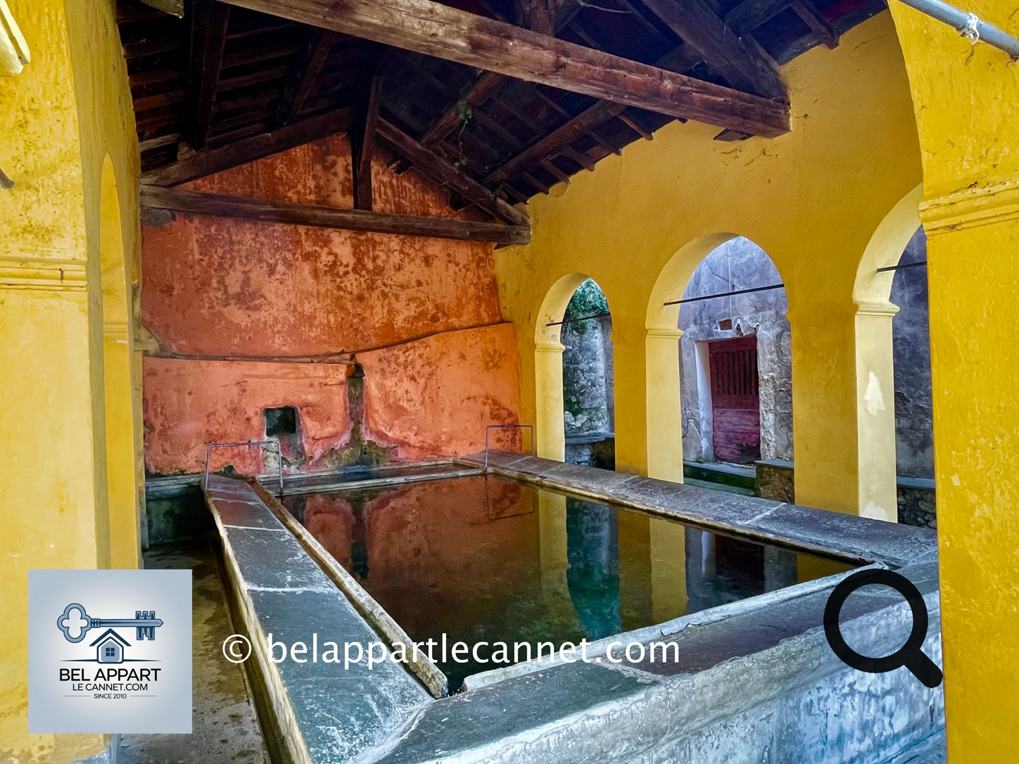 En vous promenant dans ses ruelles étroites, pavées et sinueuses, où les escaliers remplacent les rues, vous découvrirez une architecture médiévale parfaitement préservée. Ici, pas de voiture. Le calme règne, seulement troublé par le chant des oiseaux ou le murmure d’une fontaine. Chaque coin de ruelle vous invite à la contemplation et à la lenteur.