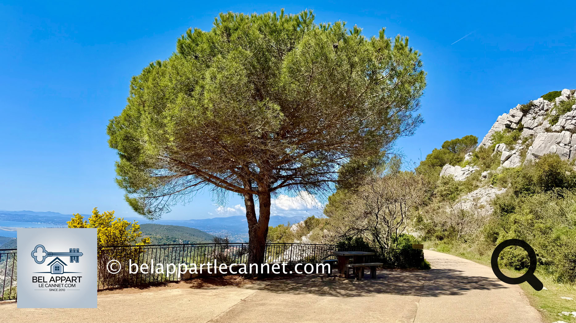 Comptez environ 1h à 1h30 de marche, selon votre rythme et le temps que vous prendrez pour admirer les paysages. Tout au long du parcours, les points de vue se succèdent : le village d'Eze à vos pieds, le Cap-d'Ail, La Turbie, l'aéroport de Nice, et la presqu’île de Saint-Jean-Cap-Ferrat se dessinent à l'horizon dans un décor spectaculaire.