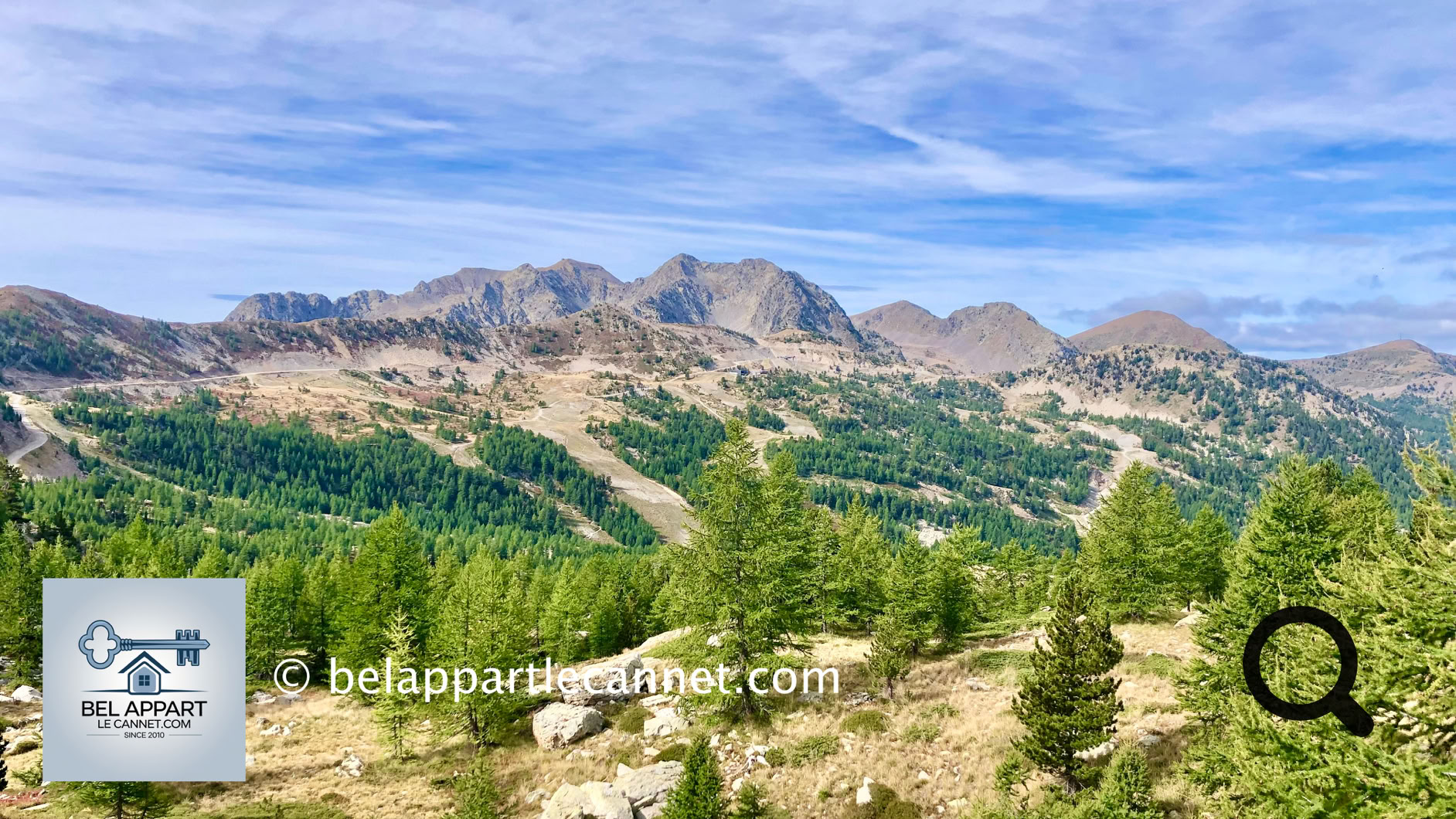 Nestled between the Mediterranean and snow-capped peaks, the ski resorts of the Alpes-Maritimes offer a truly unique playground in France. Here, the contrast is striking: in just a few kilometers, you can go from the sunny beaches of the French Riviera to the snowy slopes of the Southern Alps.