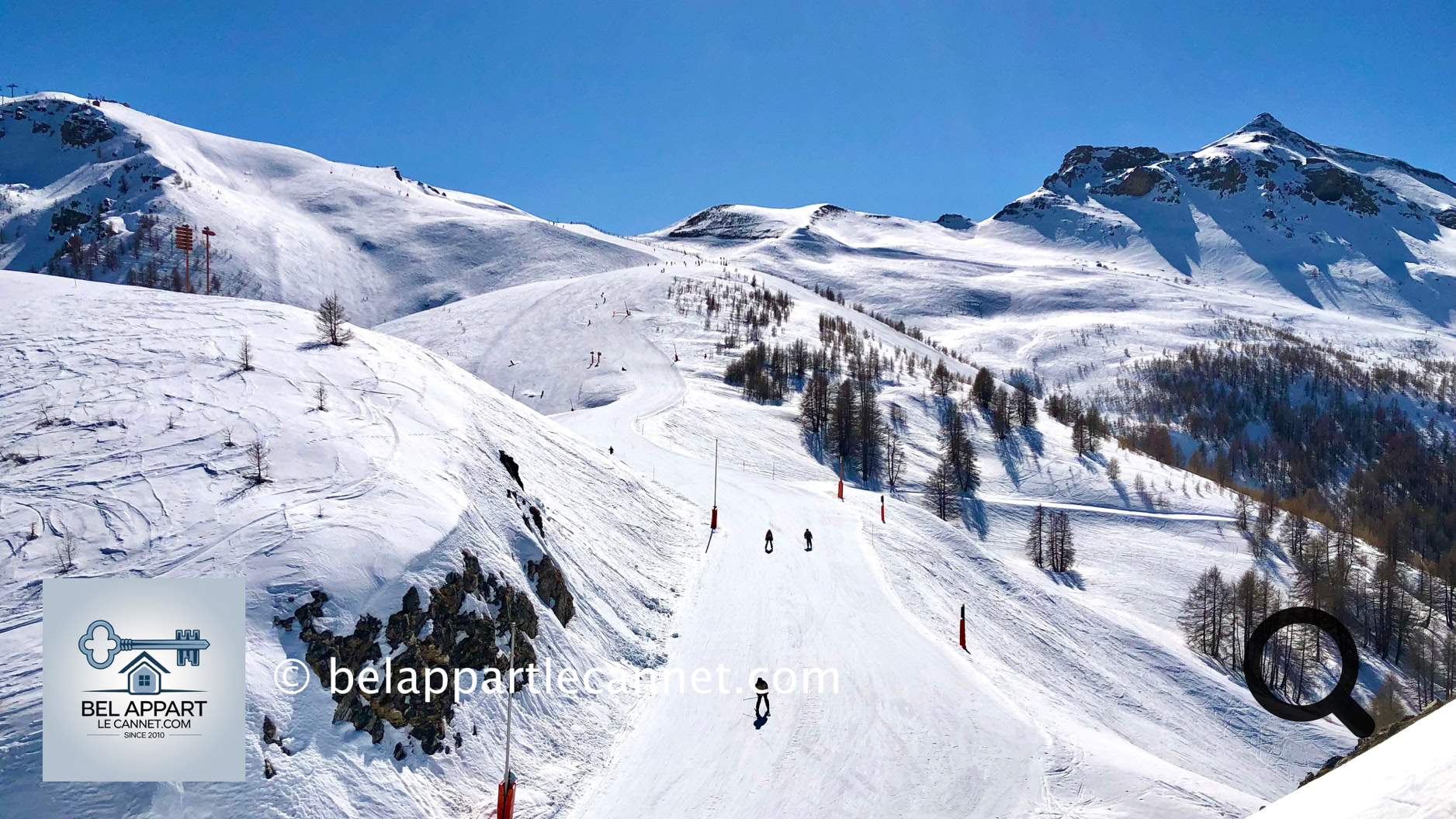 Nestled between the Mediterranean and snow-capped peaks, the ski resorts of the Alpes-Maritimes offer a truly unique playground in France. Here, the contrast is striking: in just a few kilometers, you can go from the sunny beaches of the French Riviera to the snowy slopes of the Southern Alps.
