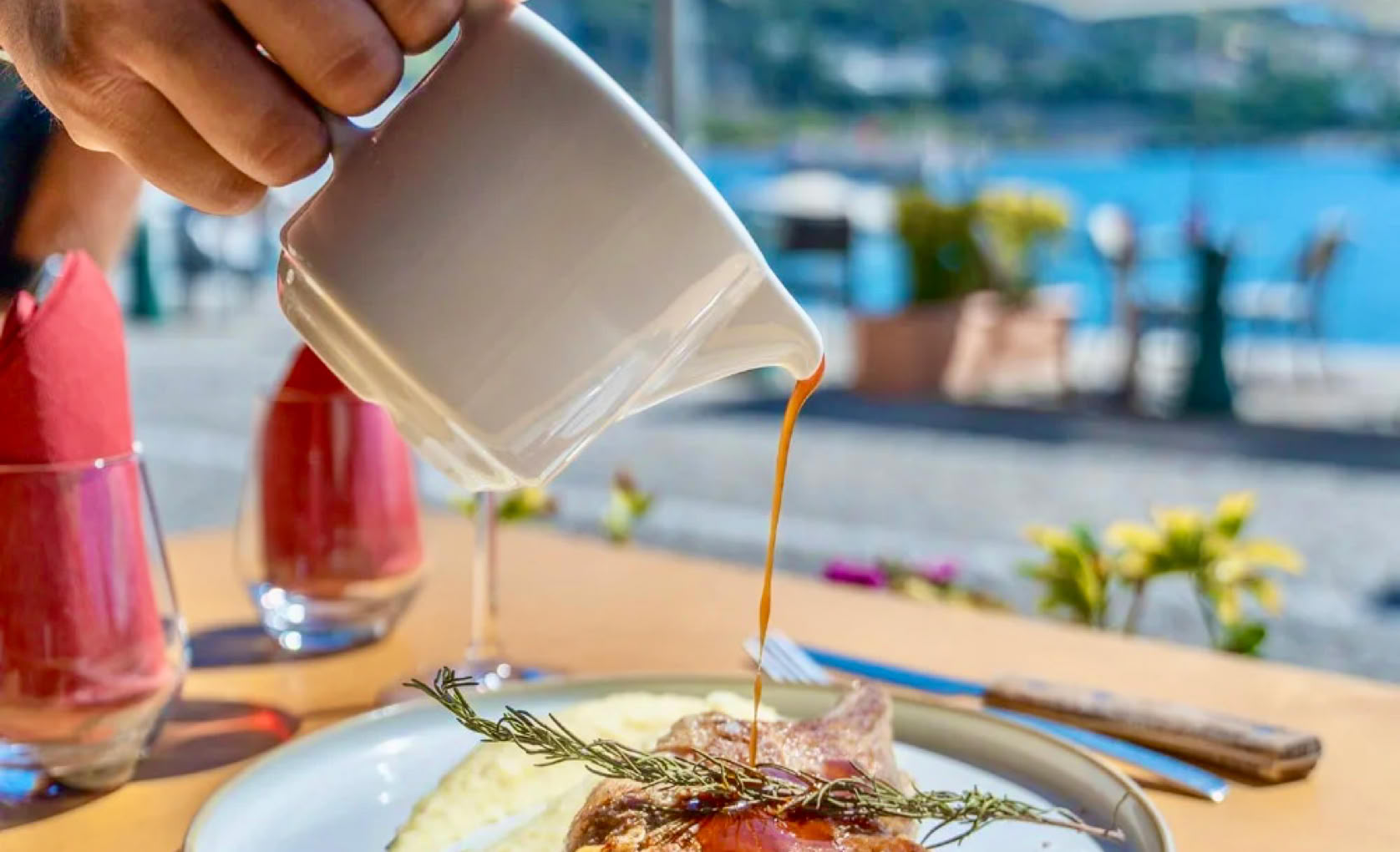Situé aussi sur le quai de l’Amiral Courbet, le restaurant Spalato propose une cuisine variée, mêlant spécialités méditerranéennes, influences italiennes et grands classiques de la brasserie française. C'est une adresse de référence pour une expérience culinaire typique de la Riviera — idéal pour un déjeuner ou dîner mémorable en bord de mer. 