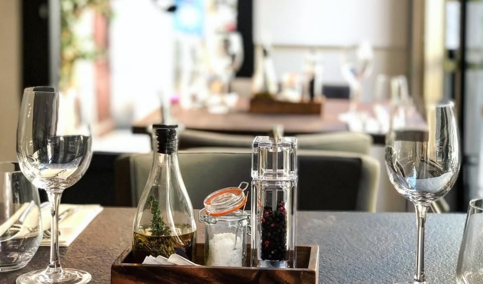 Le chef argentin Mauro Colagreco, installé face à la Méditerranée, entre ciel et terre, compose une cuisine inspirée du calendrier lunaire, guidée par les principes de l’agriculture biodynamique.  Chaque jour, son menu évolue autour des cycles "fleurs", "fruits", "feuilles" ou "racines", en valorisant les produits de ses potagers, poissons et viandes d’exception.  Une cuisine raffinée, équilibrée et en constante évolution, portée par une équipe talentueuse.