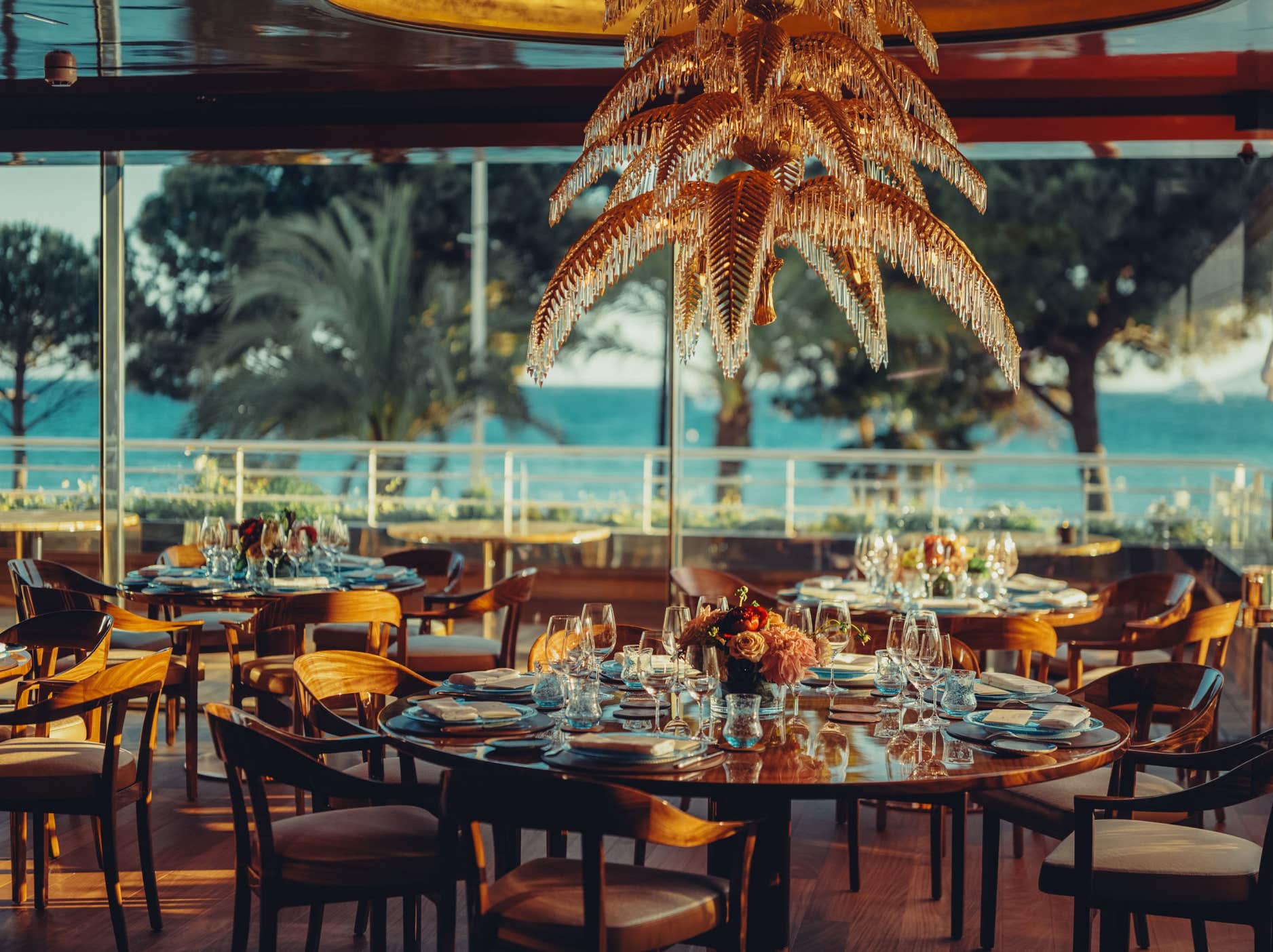 La Palme d’Or, située dans l’hôtel Martinez, est une institution. Ce restaurant deux étoiles Michelin offre une cuisine créative portée par un chef au sommet de son art.  La Palme d’Or a longtemps été le seul restaurant doublement étoilé de Cannes, un titre qu’il doit à une cuisine raffinée, artistique et profondément inspirée du terroir méditerranéen. Pendant près de 30 ans, le chef Christian Sinicropi y a imposé son style unique, mêlant poésie, philosophie culinaire et créations sur-mesure.
