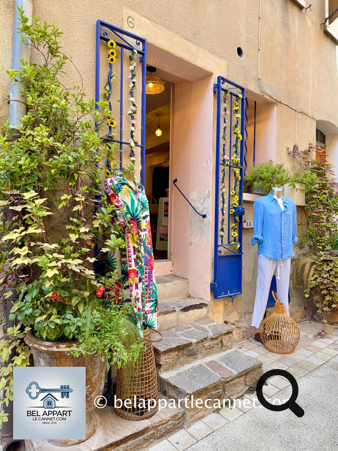La rue Carnot est l'une des principales artères du vieux Bormes. C'est aujourd'hui une rue animée où se trouvent commerces, artisans et créateurs. Historiquement, elle marque aussi une séparation entre la partie médiévale du village, au nord, et son extension plus tardive vers le sud.