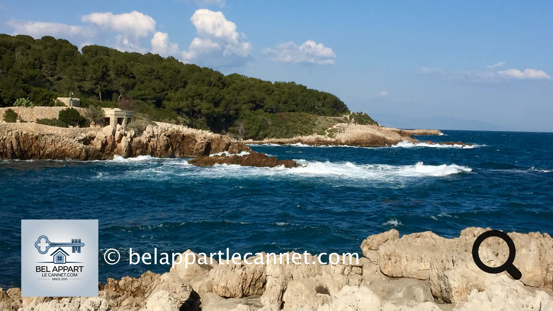 The coastal trail of Cap d’Antibes, also known as the Chemin des Douaniers, is a must-see for nature enthusiasts and lovers of breathtaking landscapes. This approximately 5-kilometer-long hiking path follows the cliffs and wild coves of Cap d’Antibes, offering stunning views of the Mediterranean Sea.