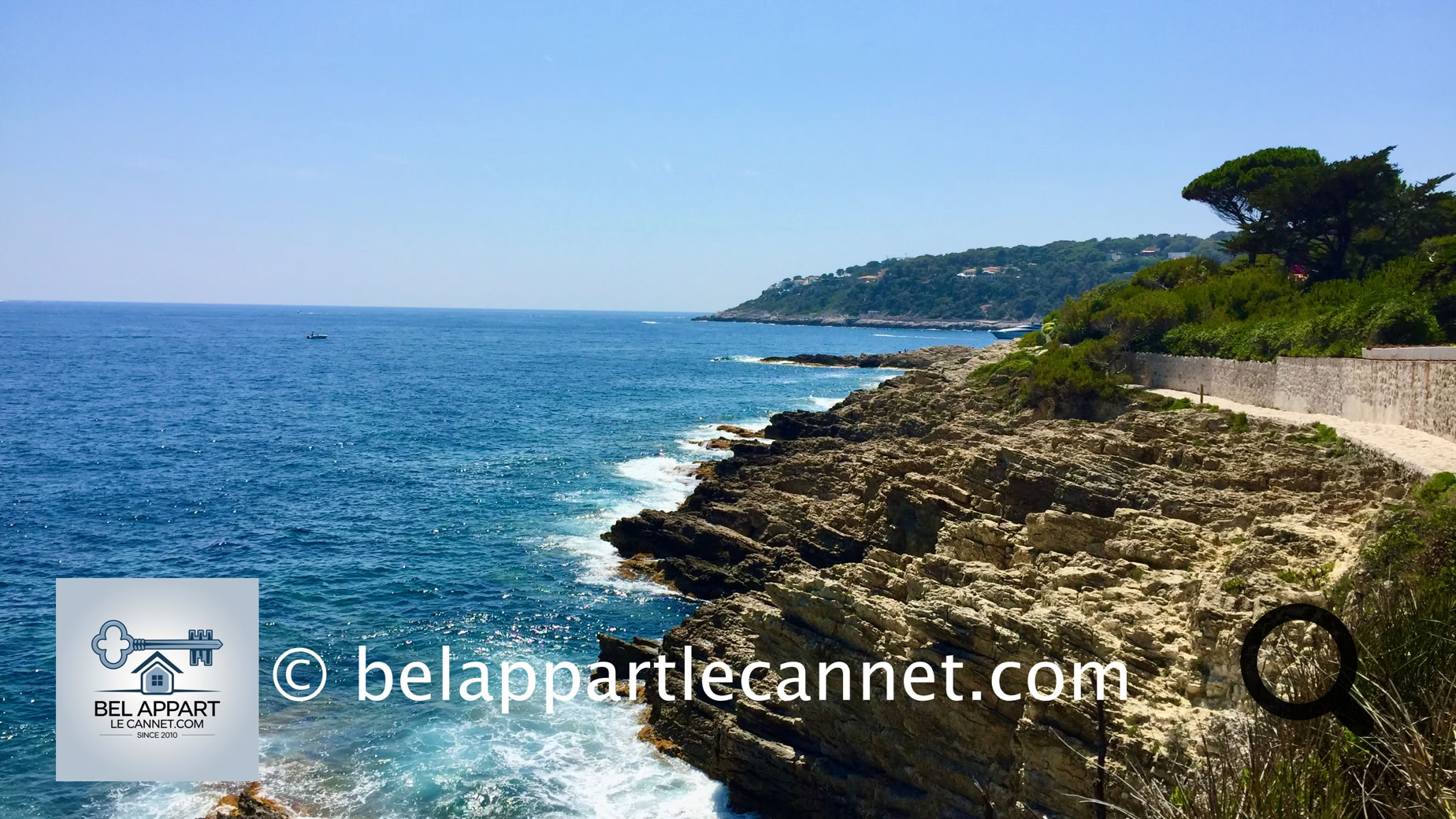 Le sentier du littoral de Saint-Jean-Cap-Ferrat, également appelé Chemin des Douaniers, est une expérience inoubliable pour les amateurs de randonnée, de paysages spectaculaires et de nature préservée. Ce sentier, qui fait le tour de la presqu'île de Saint-Jean-Cap-Ferrat, offre une immersion dans un cadre idyllique entre mer et falaises.