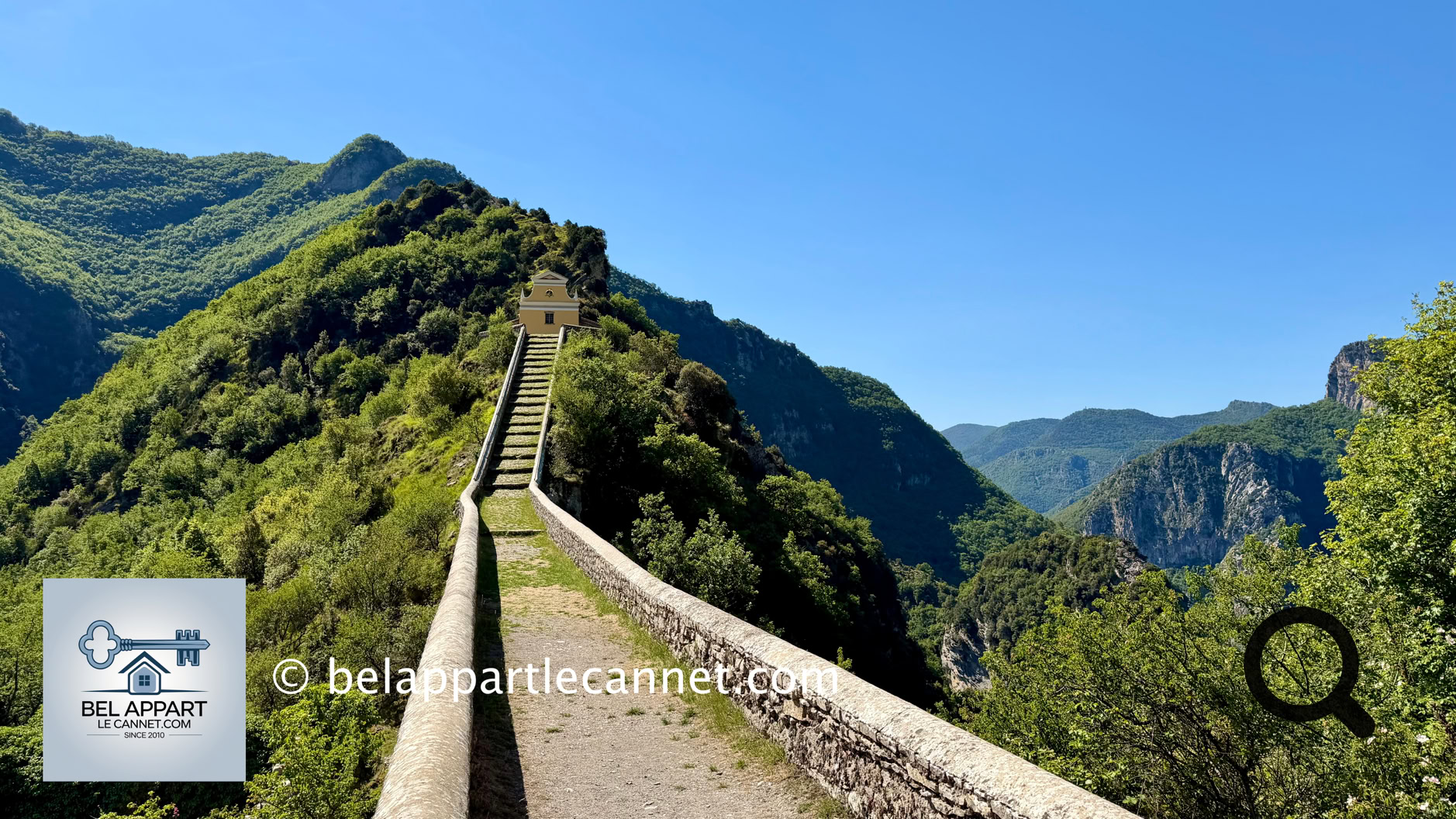 Située entre Sospel et Moulinet, sur la route qui mène au mythique Col de Turini, la Chapelle Notre-Dame de la Ménour est sans aucun doute l'un des monuments les plus surprenants et les plus méconnus de l’arrière-pays niçois.