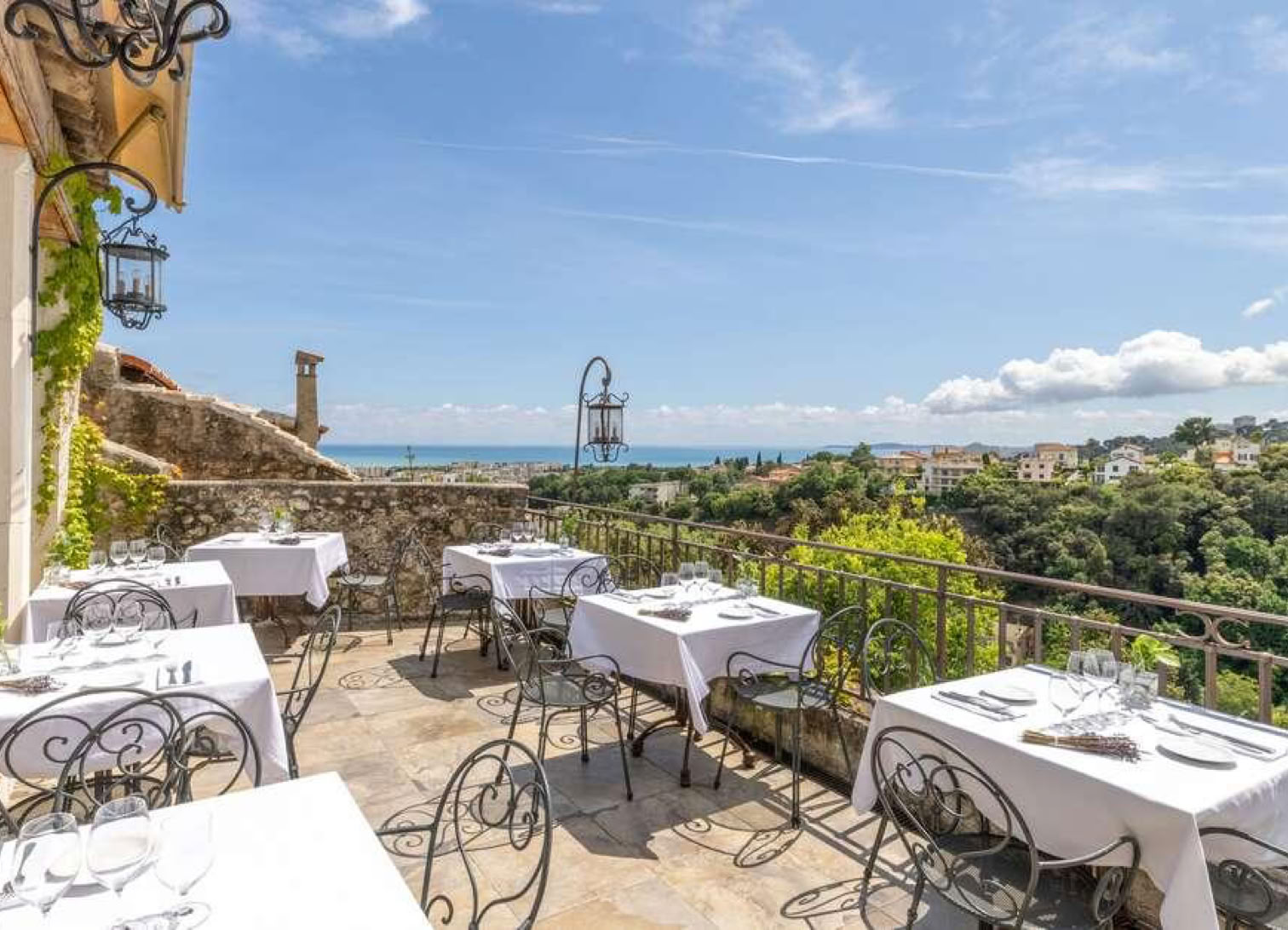 nstallé dans une demeure historique restaurée, il est reconnu pour son atmosphère patrimoniale, ses vues panoramiques sur la Côte d'Azur et son restaurant gastronomique référencé par le Guide Michelin pour sa cuisine moderne inspirée des produits méditerranéens et provençaux. 
