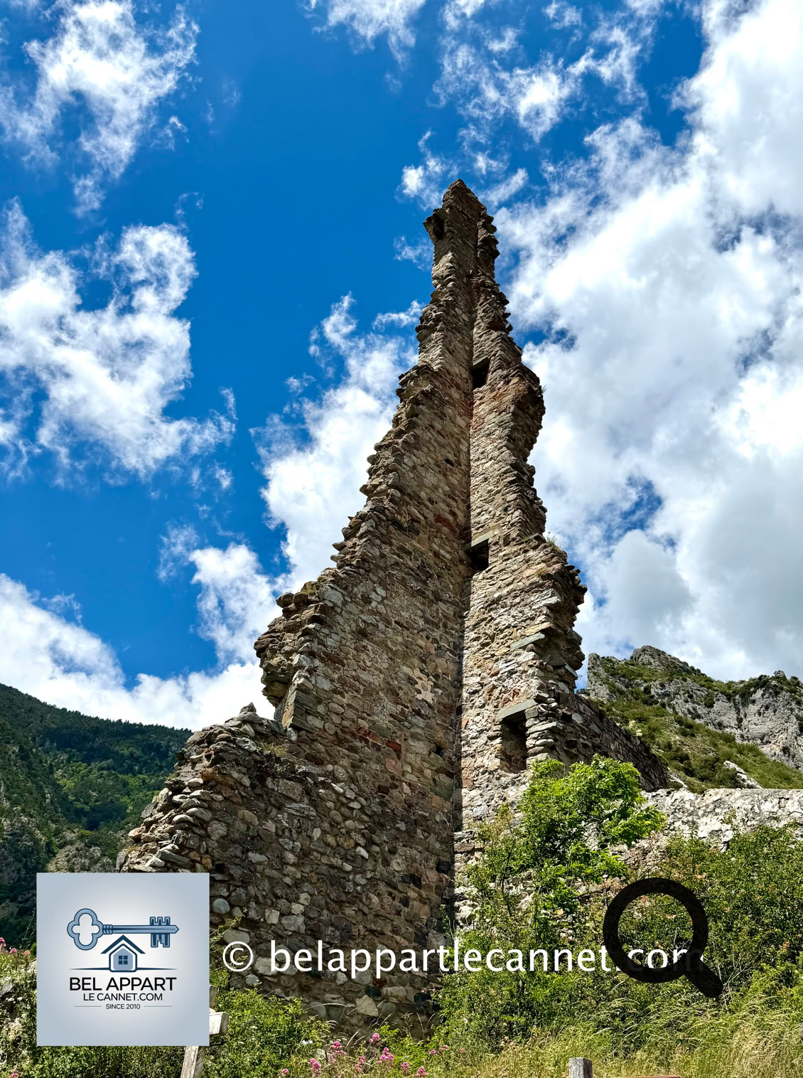 Dominant le village, les vestiges du château des Lascaris rappellent le rôle stratégique de Tende au Moyen Âge. Bien que largement détruit à la fin du XVIIᵉ siècle, le site offre encore aujourd'hui de magnifiques panoramas sur la vallée.