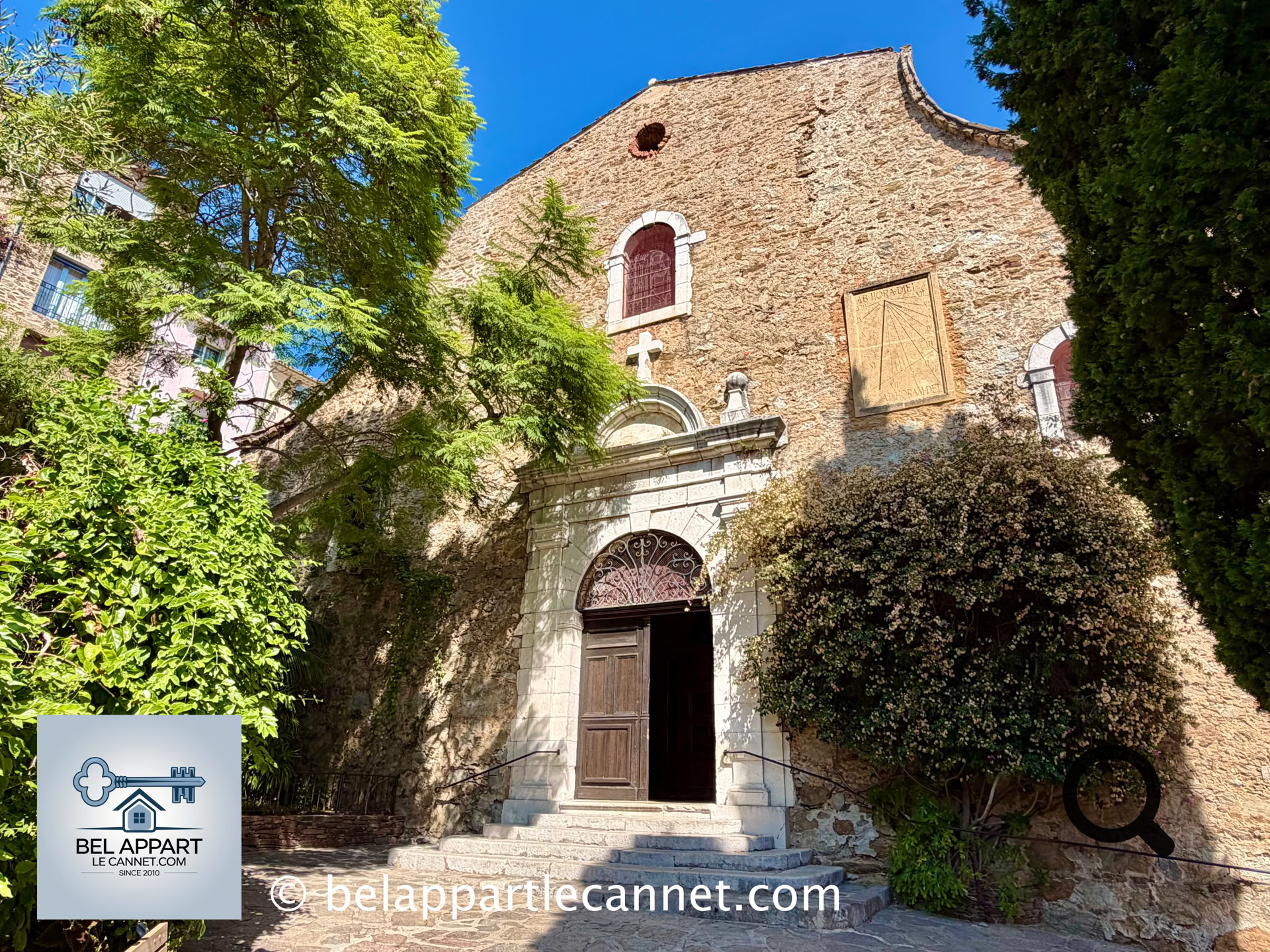 L'ancienne église située en dessous du château était devenue trop petite et difficile d'accès au XVIIIe siècle. La construction d'une nouvelle église fut donc décidée. La première pierre fut bénie en 1775 et l'édifice fut achevé dans les années suivantes. 