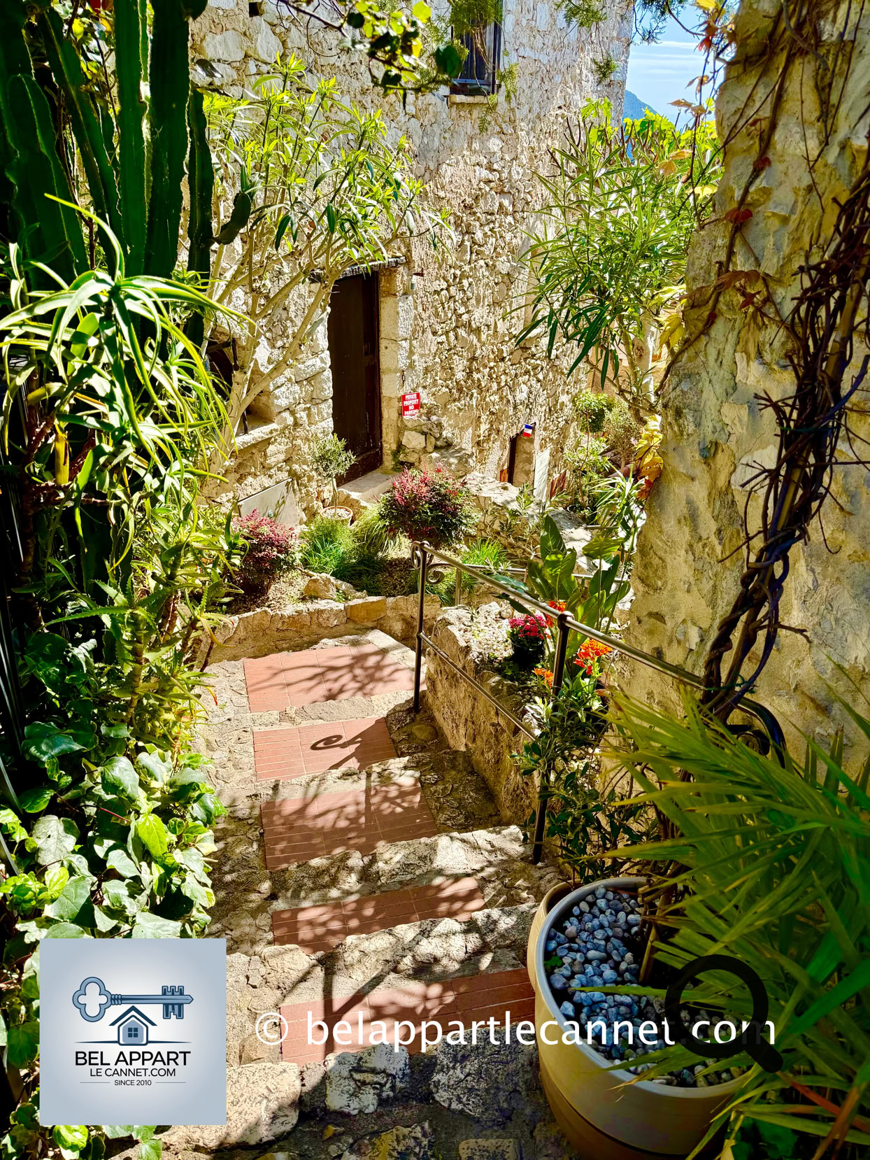 The village of Eze, perched high above the French Riviera between Nice and Monaco, is a medieval gem that perfectly combines historical charm, breathtaking views, and tranquility. Situated at an altitude of 429 meters, Eze captivates visitors with its picturesque streets, timeless atmosphere, and stunning vistas of the Mediterranean.