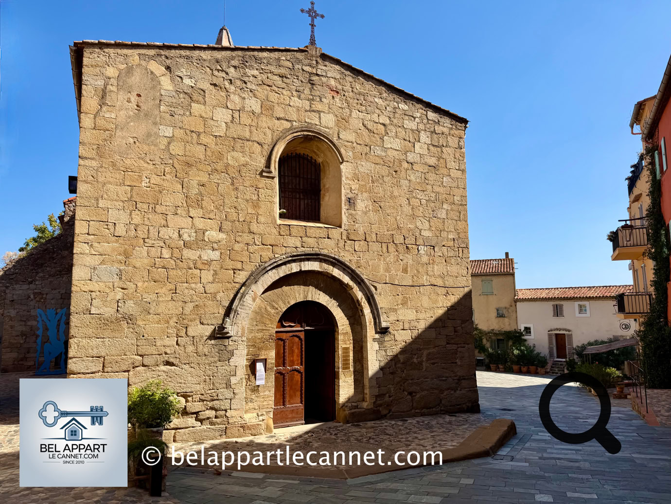 Au cœur du village se trouve l'Église Saint-Michel, l'un des monuments majeurs de Grimaud. L'église actuelle fut construite entre la fin du XIIe et le début du XIIIe siècle. Elle constitue un très bel exemple d'architecture romane provençale et est aujourd'hui classée Monument historique.