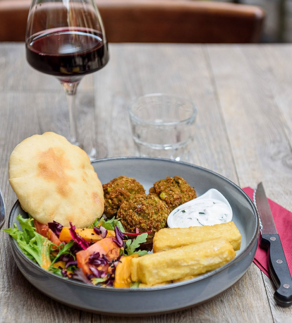 C'est un bistro-épicerie, anciennement boulangerie du village. Sa cuisine est traditionnelle et créative, avec des produits locaux/bio en circuit court. L'ambiance y est chaleureuse, avec une petite terrasse dans les ruelles pavées du village. Pour un déjeuner copieux et local, La Petite Épicerie est une valeur sûre.