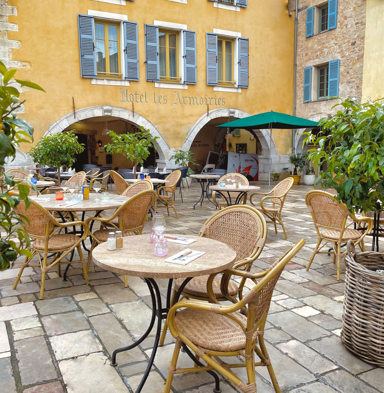 Located on Place des Arcades in the heart of the village, this restaurant is led by chef Richard Mebkhout and describes itself as a "bistro and pantry," blending a casual bistro atmosphere with bistronomic cuisine. It’s a true culinary haven where refined Mediterranean cuisine is served in a warm, authentic atmosphere. The terrace, surrounded by old stone walls and greenery, provides an idyllic setting for a sunny lunch or a romantic dinner. With fresh ingredients, creative dishes, and attentive service, La Vigne perfectly embodies the gourmet and convivial spirit of Valbonne.