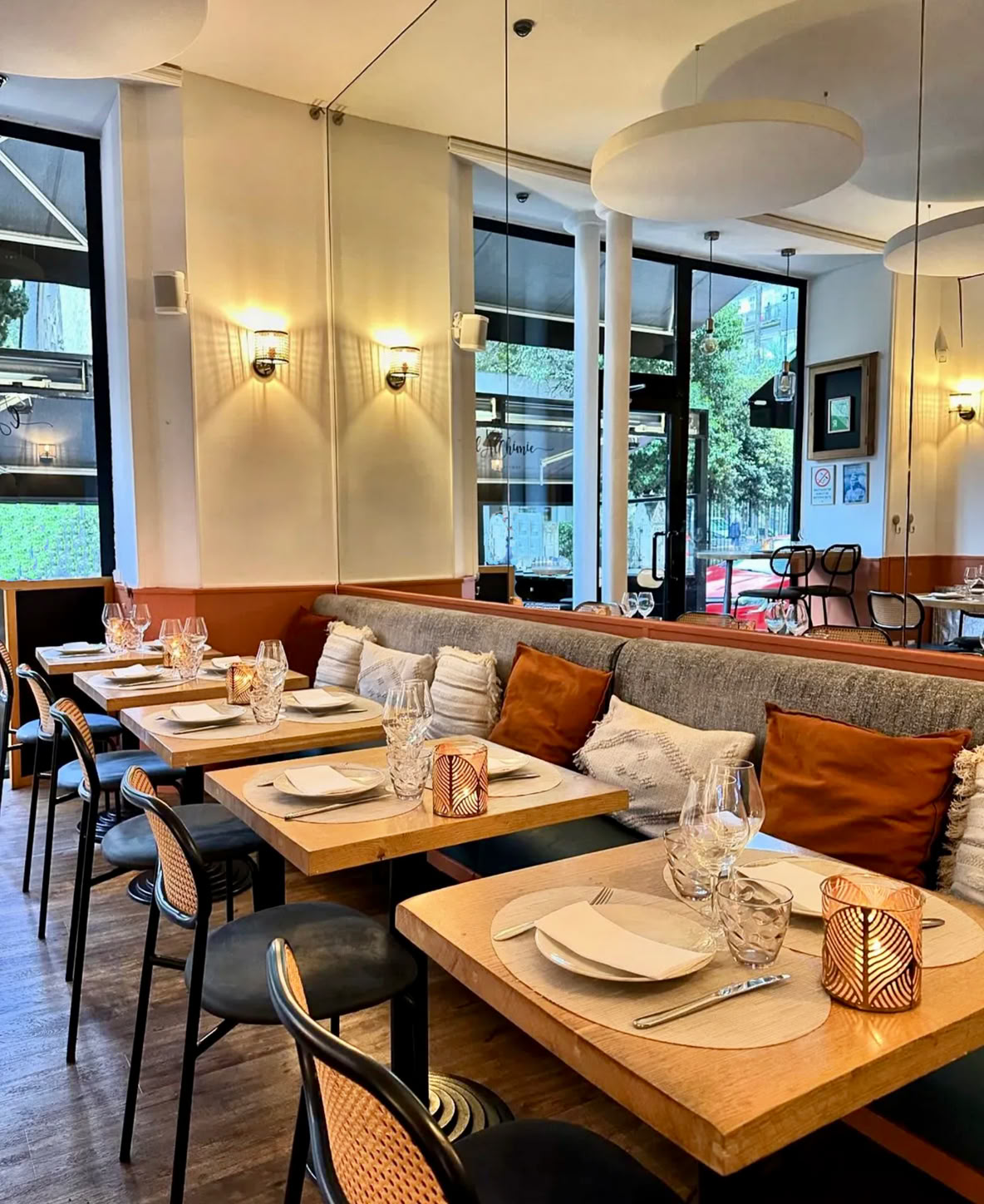 L’Alchimie  est une table de bistronomie soignée, qui mêle créativité et saisonnalité dans un cadre convivial. Le rapport qualité‑prix est très bon, avec des saveurs originales. C'est un bistrot chaleureux dans un ancien café rénové, décor coloré, ambiance conviviale, avec terrasse tranquille donnant sur le jardin de l’église anglicane.  C’est un excellent choix si vous voulez savourer de la bonne cuisine méditerranéenne moderne sans se ruiner.