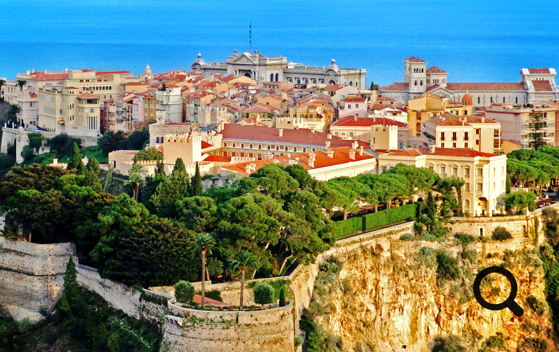 Le Rocher de Monaco, cœur historique de la Principauté, est un lieu incontournable. Ses ruelles pavées, bordées de maisons médiévales, mènent au Palais Princier, résidence de la famille Grimaldi. Chaque jour, la cérémonie de la relève de la garde attire les curieux venus admirer cette tradition unique.