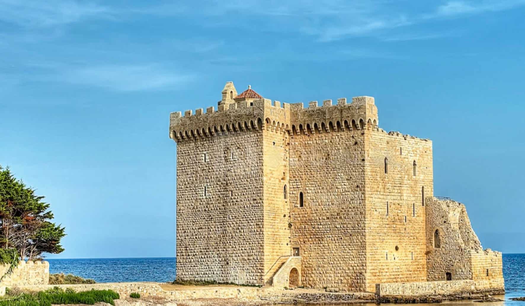 Au Sud de l'ile se trouve un monastère fortifié du XIe siècle qui est l’emblème du site. C'est un joyau historique et spirituel exceptionnel, mêlant architecture défensive et vie monastique.  Érigé en 1073 par l’abbé Aldebert II, ce monastère tour mêle cloîtres, chapelles, cellules et réfectoire. Il fut bâtis en hauteur pour optimiser sa défense contre les sarrasins.