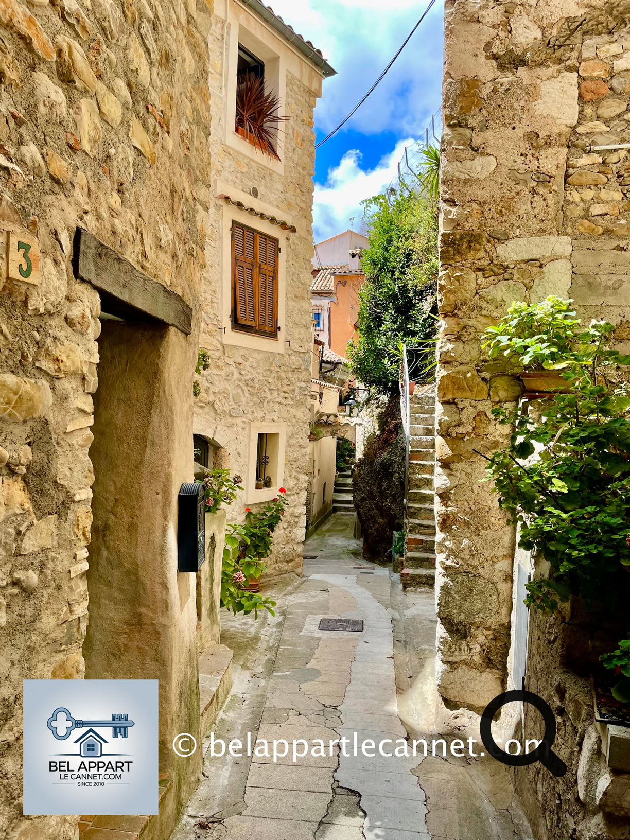 En vous promenant dans ses ruelles étroites et escarpées, vous plongerez dans une atmosphère hors du temps, entre passages voûtés, escaliers de pierre et maisons anciennes aux façades colorées. Chaque détour révèle un nouveau point de vue, souvent spectaculaire, sur la mer et la baie de Monaco. 