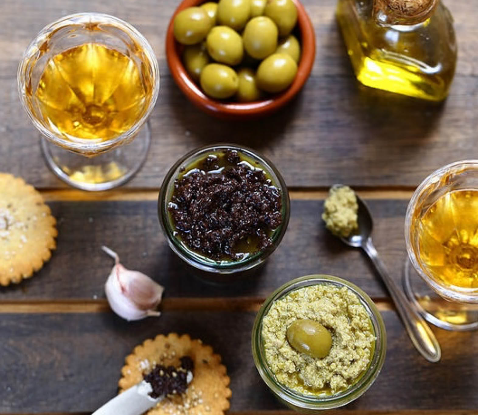 La tapenade noire ou verte est une pâte d'olives emblématique de la Provence. Son nom vient du mot provençal tapeno, qui signifie « câpre ».