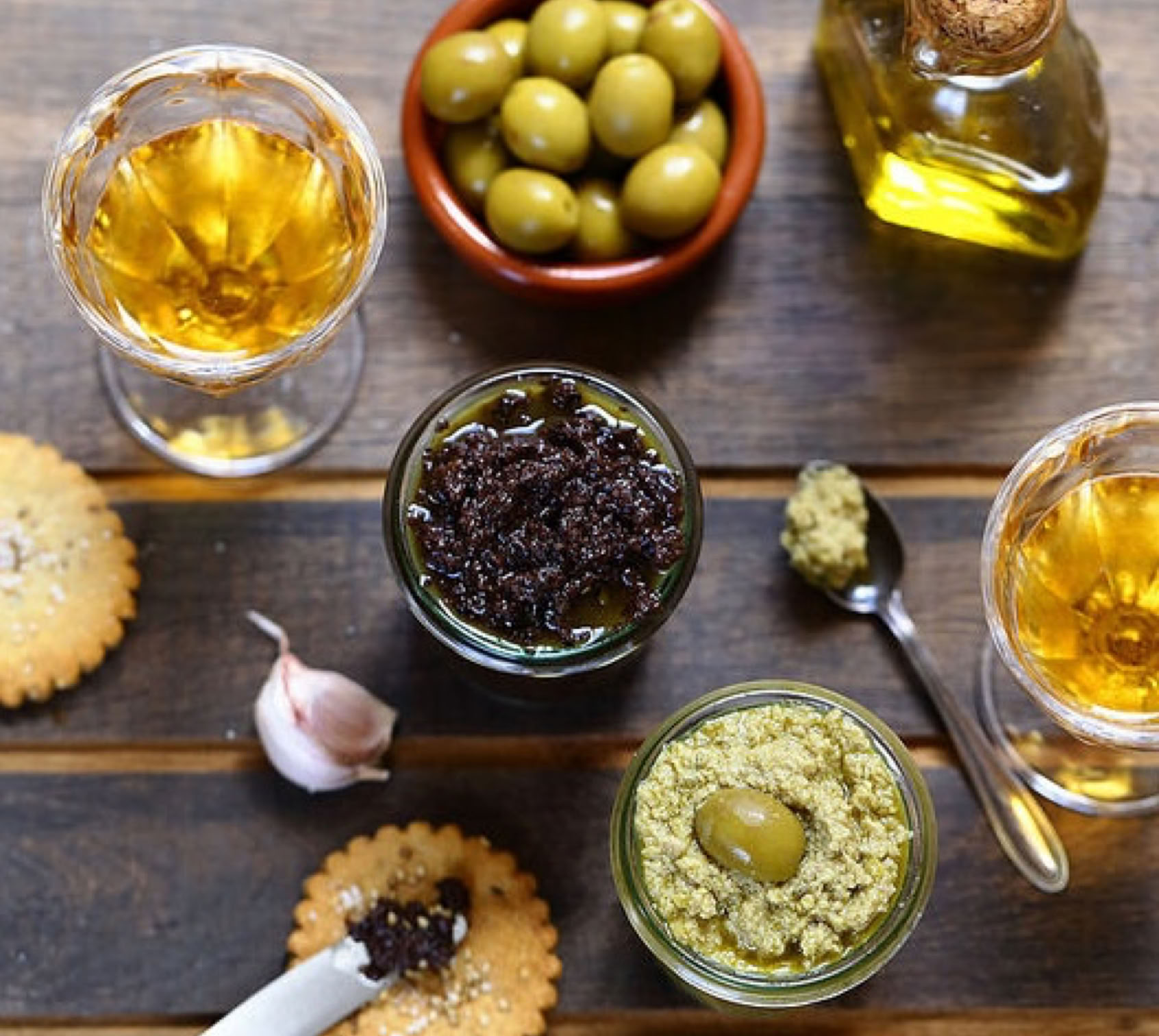 La tapenade noire ou verte est une pâte d'olives emblématique de la Provence. Son nom vient du mot provençal tapeno, qui signifie « câpre ».