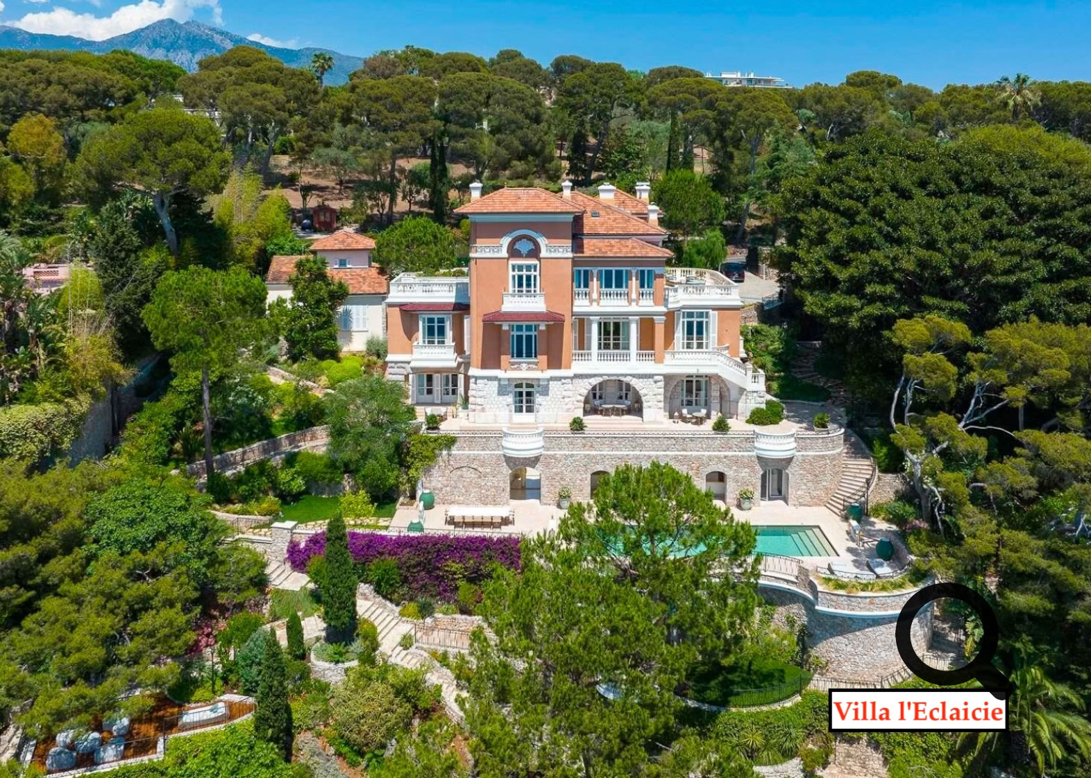 Parmi elles, la Villa Cyrnos, construite pour l’impératrice Eugénie, veuve de Napoléon III. D’autres joyaux comme la Villa l'Éclaircie ou la villa Cynthia, et bien d'autres rappellent le faste d’un autre temps.