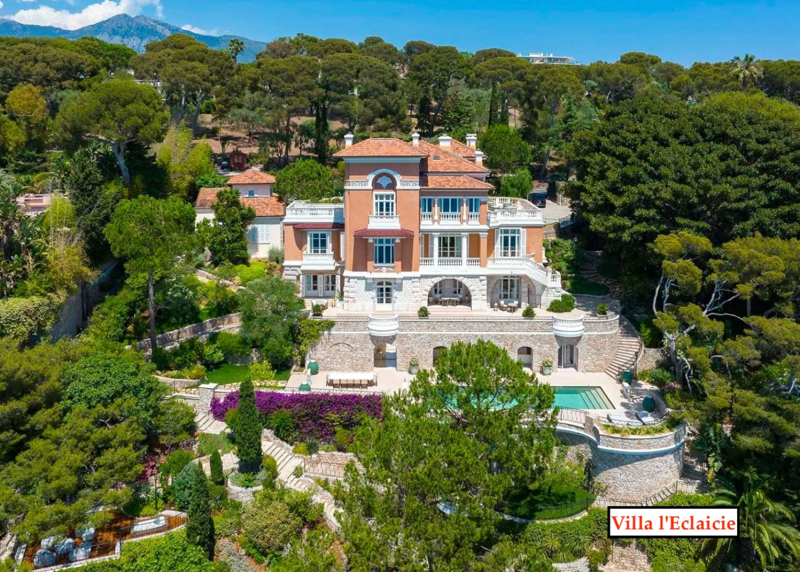 Among them is the Villa Cyrnos, built for Empress Eugénie, widow of Napoleon III. Other architectural gems such as Villa l’Éclaircie, Villa Cynthia, and more evoke the grandeur of a bygone era. 