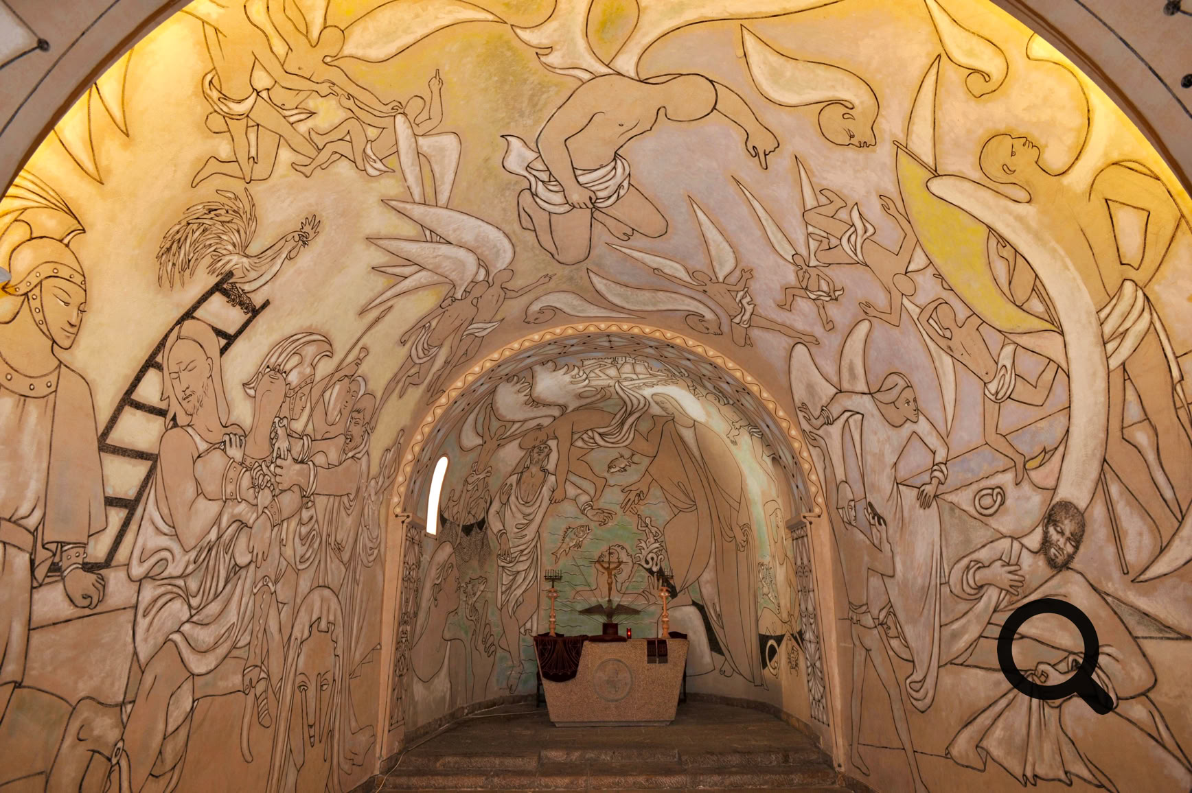 En 1957, le célèbre artiste Jean Cocteau entreprend de décorer entièrement son intérieur et sa façade, en hommage aux pêcheurs de Villefranche-sur-Mer.