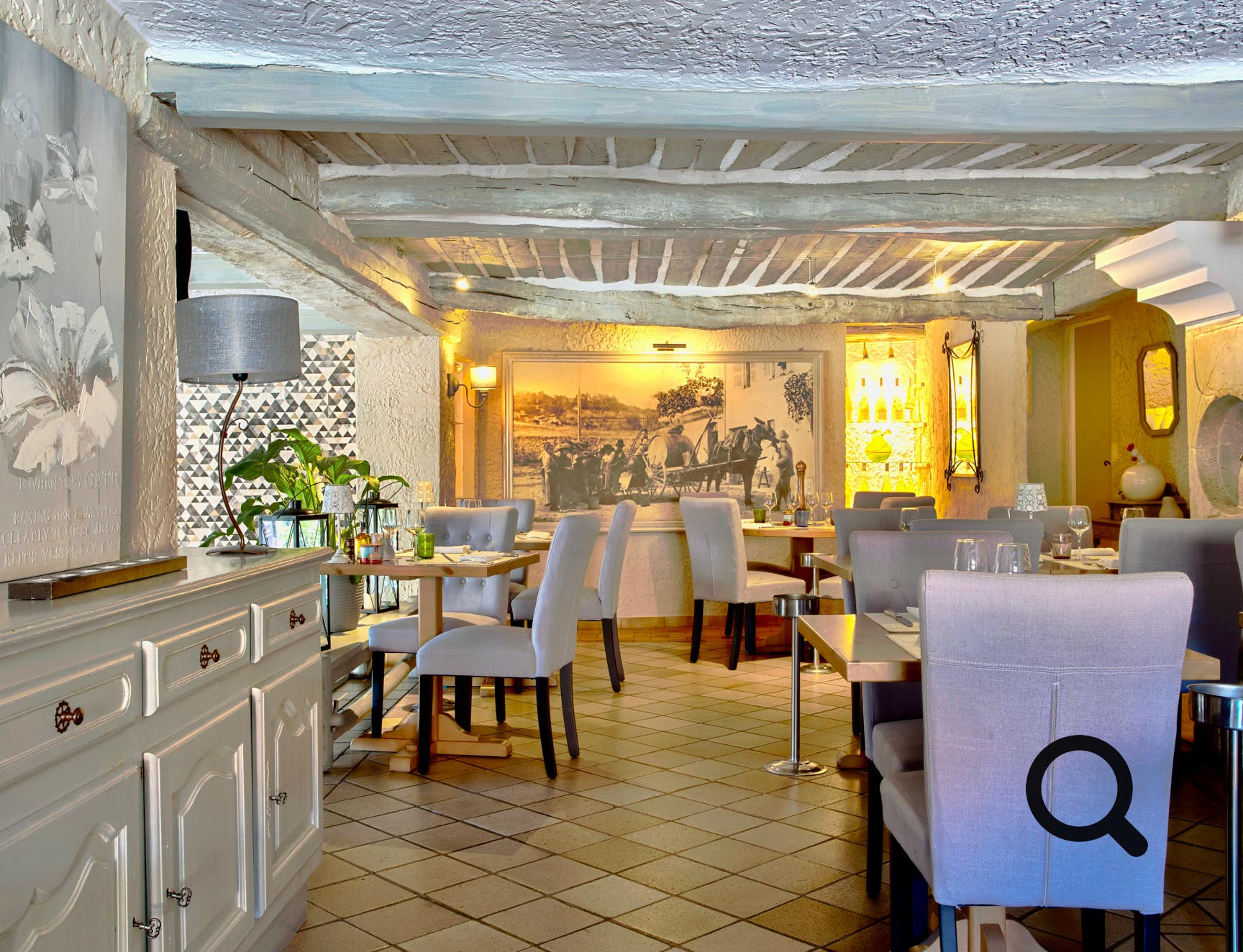 Installée en plein cœur de Cabris, cette auberge provençale arbore un décor chaleureux – pierres apparentes et terrasse ombragée.  L’Auberge de la Chèvre d’Or, un incontournable à Cabris, propose une cuisine de saison, semi-gastronomique et faits-maison avec une atmosphère conviviale et des tarifs très accessibles.  Parfaite pour un repas de qualité sans prétention gastronomique excessive.