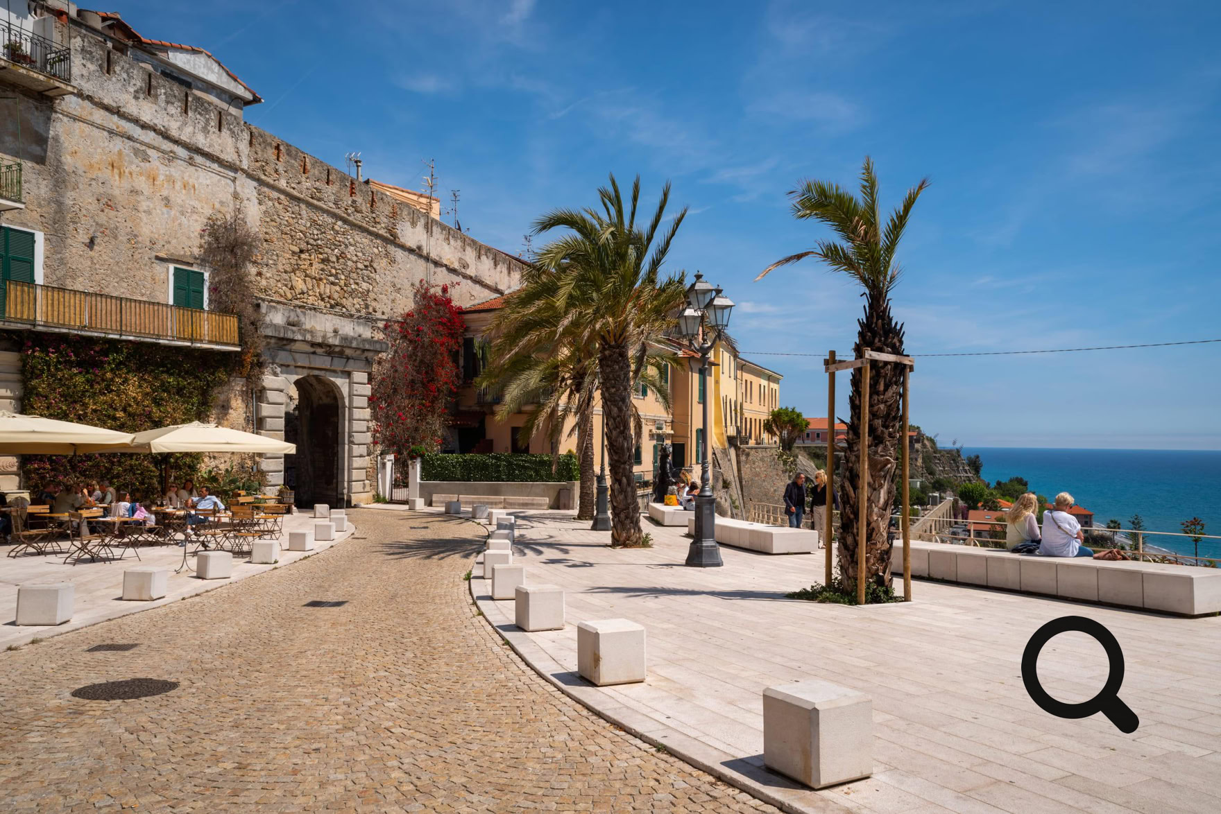 Belvedere del Funtanin est l'un des plus jolis points de vue de la vieille ville de Vintimille. Situé de l'autre côté du quartier historique de Ventimiglia Alta, ce petit belvédère offre un panorama magnifique sur la mer, les toits colorés d'une partie de la ville et de la Marina di Cala del Forte.