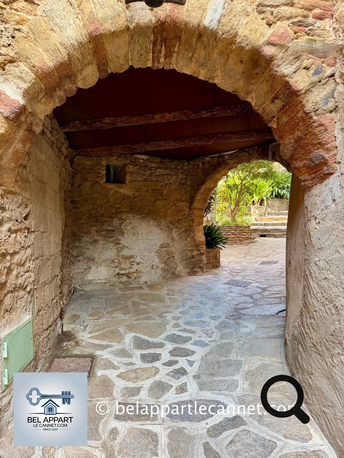 En vous promenant, vous passerez régulièrement sous de curieux passages couverts aménagés sous les maisons, appelés ici les cuberts.
