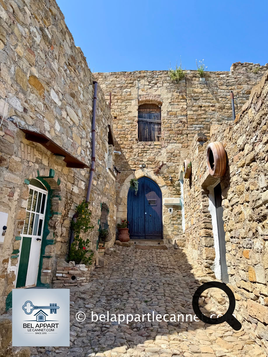 Vous pourrez y découvrir des maisons en ruines envahies par la végétation, des ateliers d’artistes, des galeries, des sculptures, des cafés bohèmes, et des petites ruelles pleines de charme.