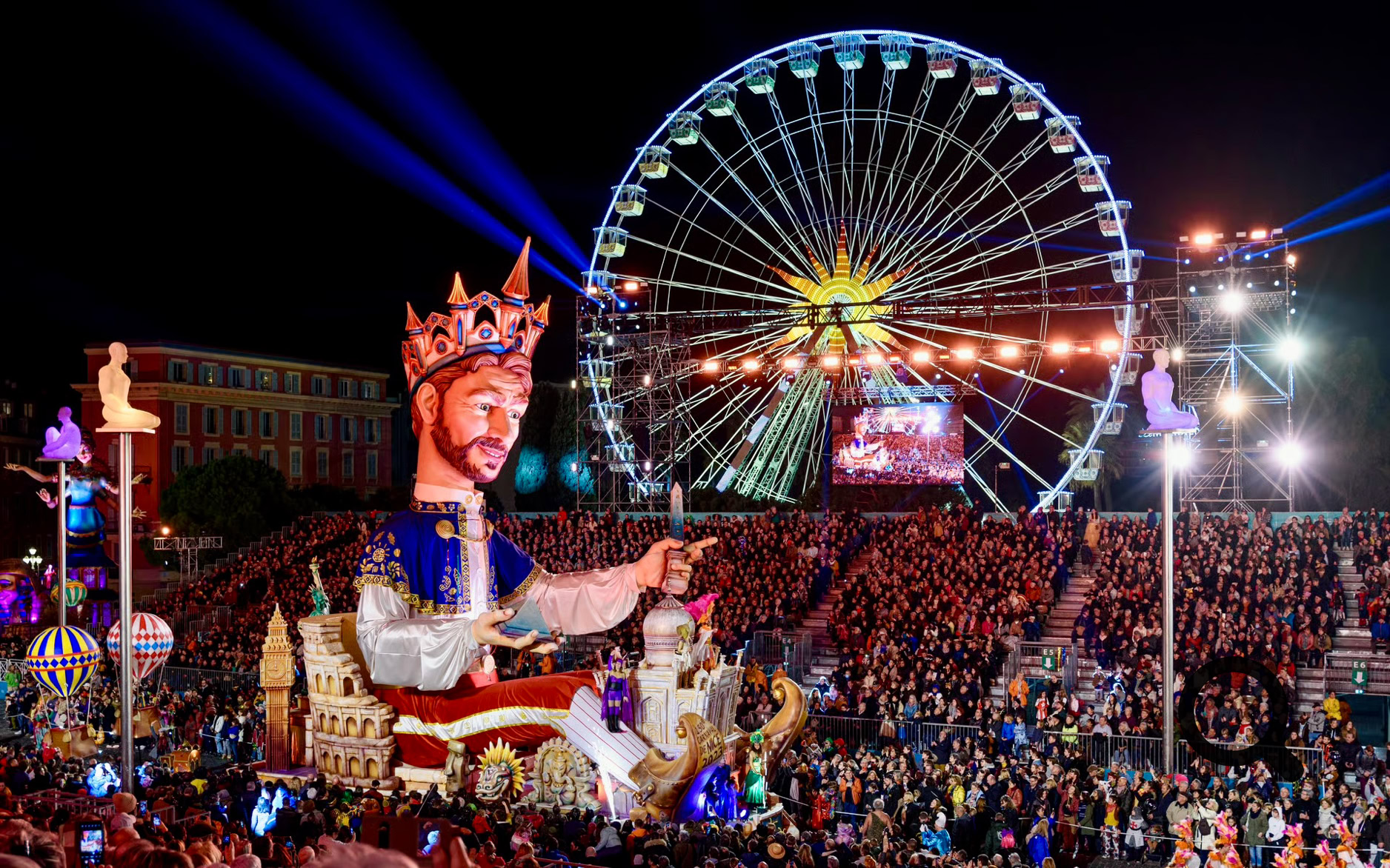 À la tombée de la nuit, les défilés prennent une toute autre dimension : les chars illuminés, décorés de milliers de lumières, traversent la Promenade des Anglais et la place Masséna, offrant un spectacle féerique qui attire des milliers de spectateurs.