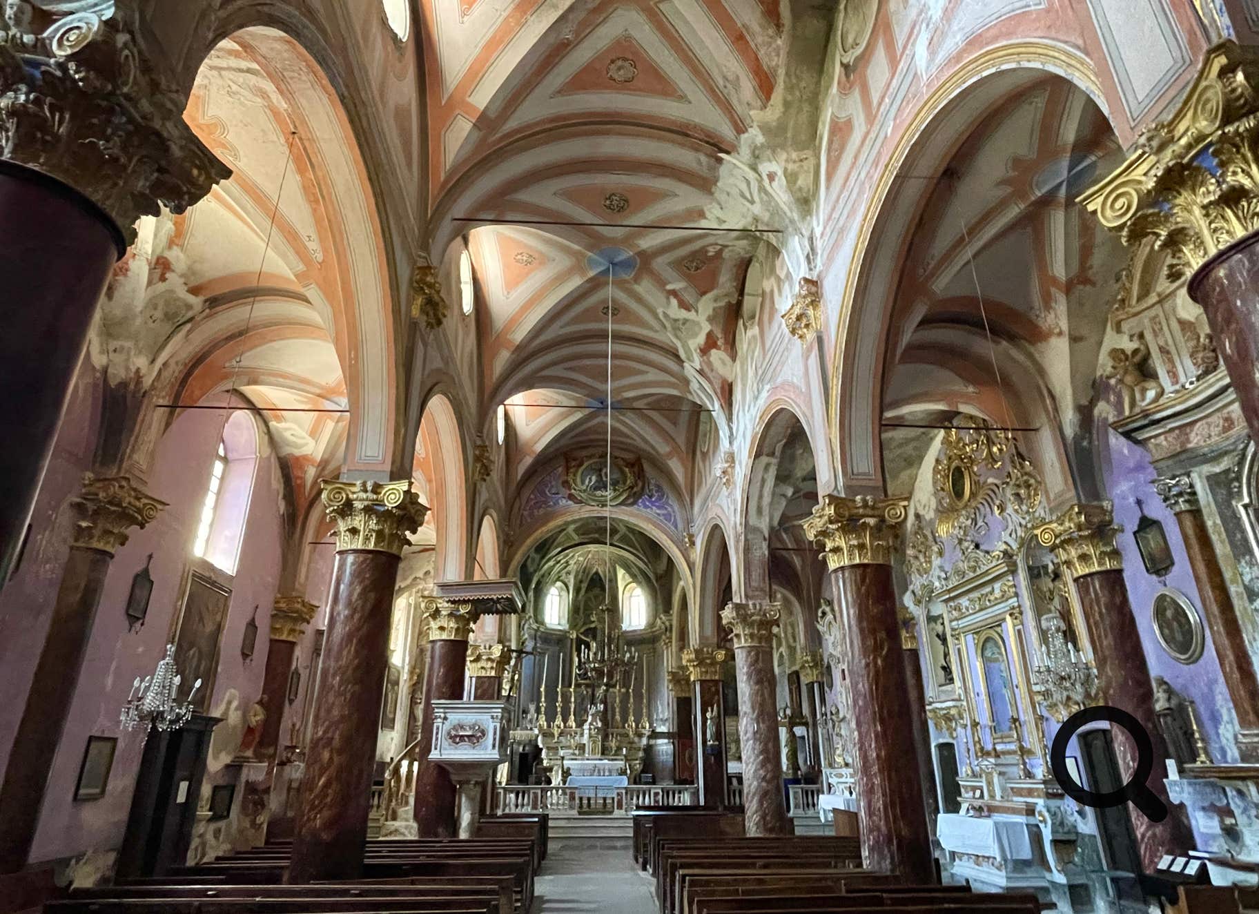 The Church of Saint-Sauveur in Saorge, now considered a true gem of Baroque art, was originally a Romanesque building. Transformed over the centuries, it now displays a profusion of dazzling, luminous, almost theatrical decorations. Its organ, built in Italy, was shipped by boat to Nice and then carried piece by piece on muleback up to Saorge in 1847 — a logistical feat that speaks to the deep attachment of the locals to their heritage. Que l’on soit sensible ou non à l’esthétique baroque, il est impossible de rester indifférent face à tant de faste et d’opulence.