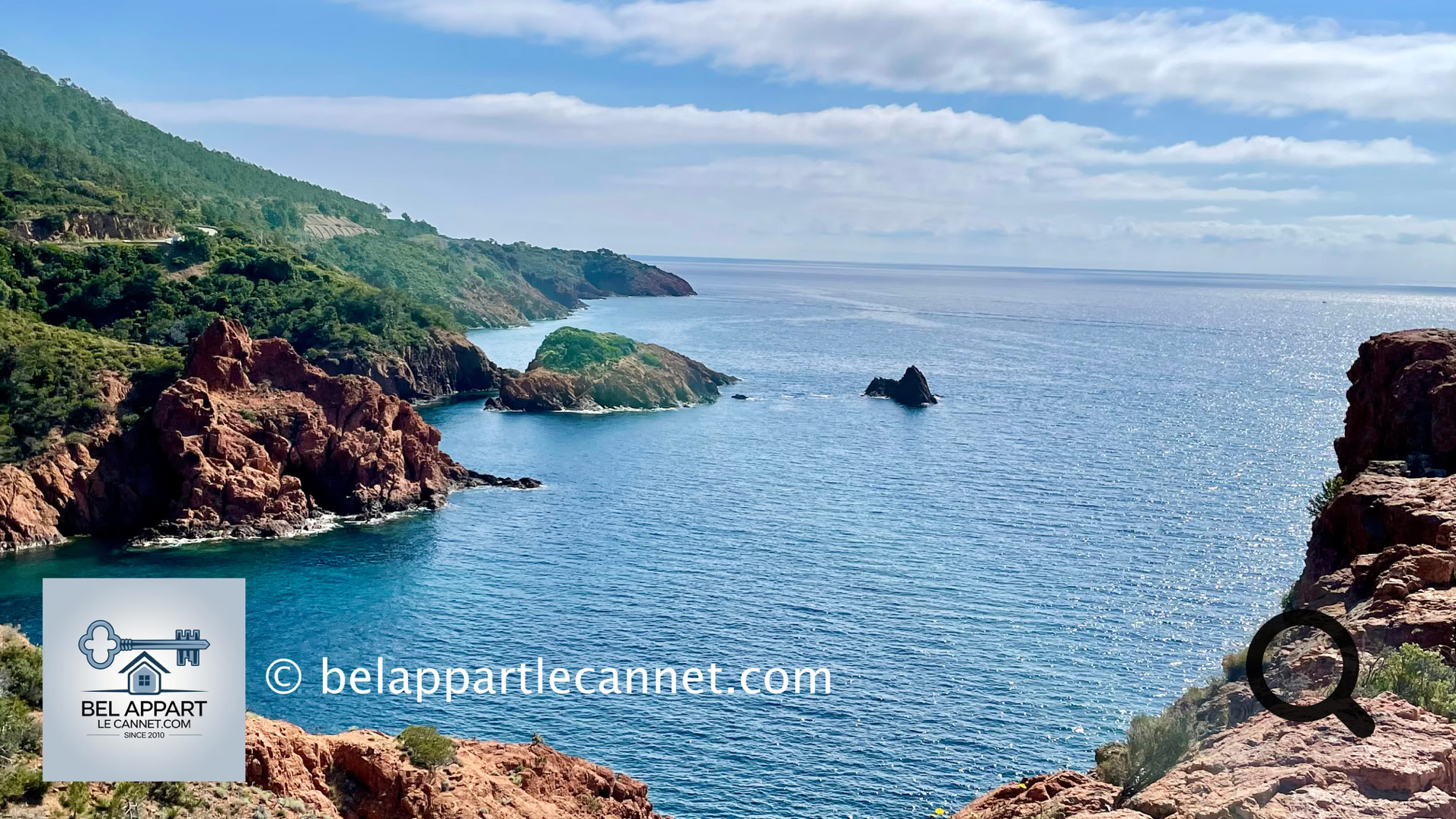 L’Estérel, massif volcanique situé entre Saint-Raphaël et Mandelieu-la-Napoule, est l’une des merveilles naturelles les plus spectaculaires de la Côte d’Azur. Avec ses roches rouges contrastant avec le bleu intense de la Méditerranée, il offre des paysages époustouflants et une expérience inoubliable pour les amateurs de nature et de plein air.