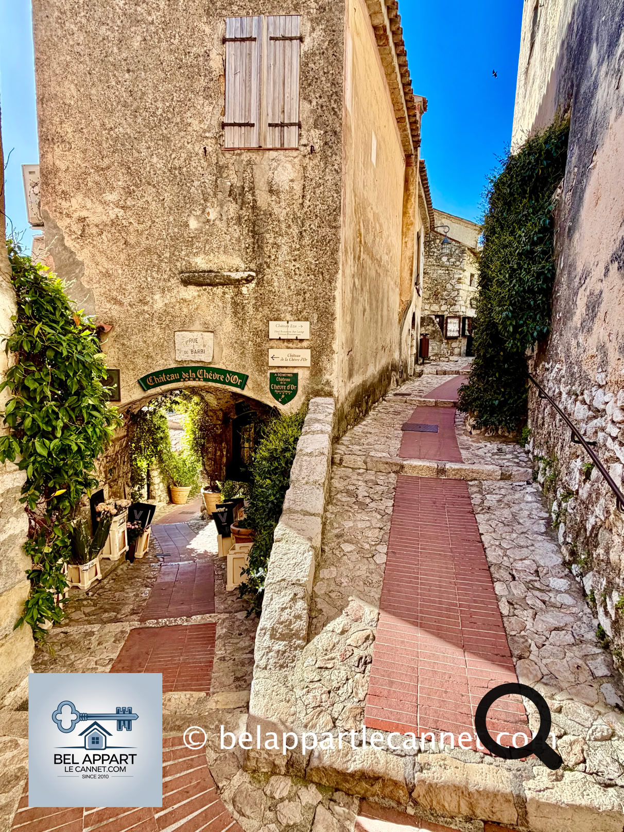 Le village d’Èze, perché sur les hauteurs de la Côte d’Azur entre Nice et Monaco, est un joyau médiéval qui offre un mélange parfait de charme historique, de panoramas spectaculaires et de sérénité. Situé à 429 mètres d’altitude, Èze séduit par ses ruelles pittoresques, son atmosphère intemporelle et ses vues imprenables sur la Méditerranée.