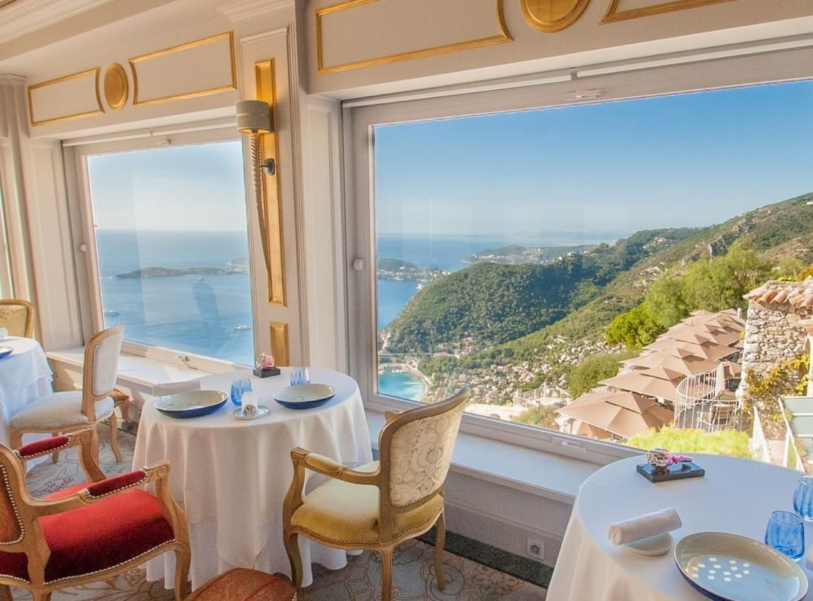Ce célèbre restaurant est situé dans le Château de La Chèvre d'Or, accroché au flanc du village médiéval d’Èze, il bénéficie d’une vue époustouflante sur la mer Méditerranée et l’arrière-pays azuréen. Sa carte célèbre l’authenticité d’un terroir exceptionnel qui s’étend des contreforts rocheux du Mercantour jusqu’aux bleus intenses de la Méditerranée.  Une expérience gastronomique d’exception pour une cuisine créative de haut niveau signée par le chef Tom Meyer, successeur d’Arnaud Faye en 2024. 