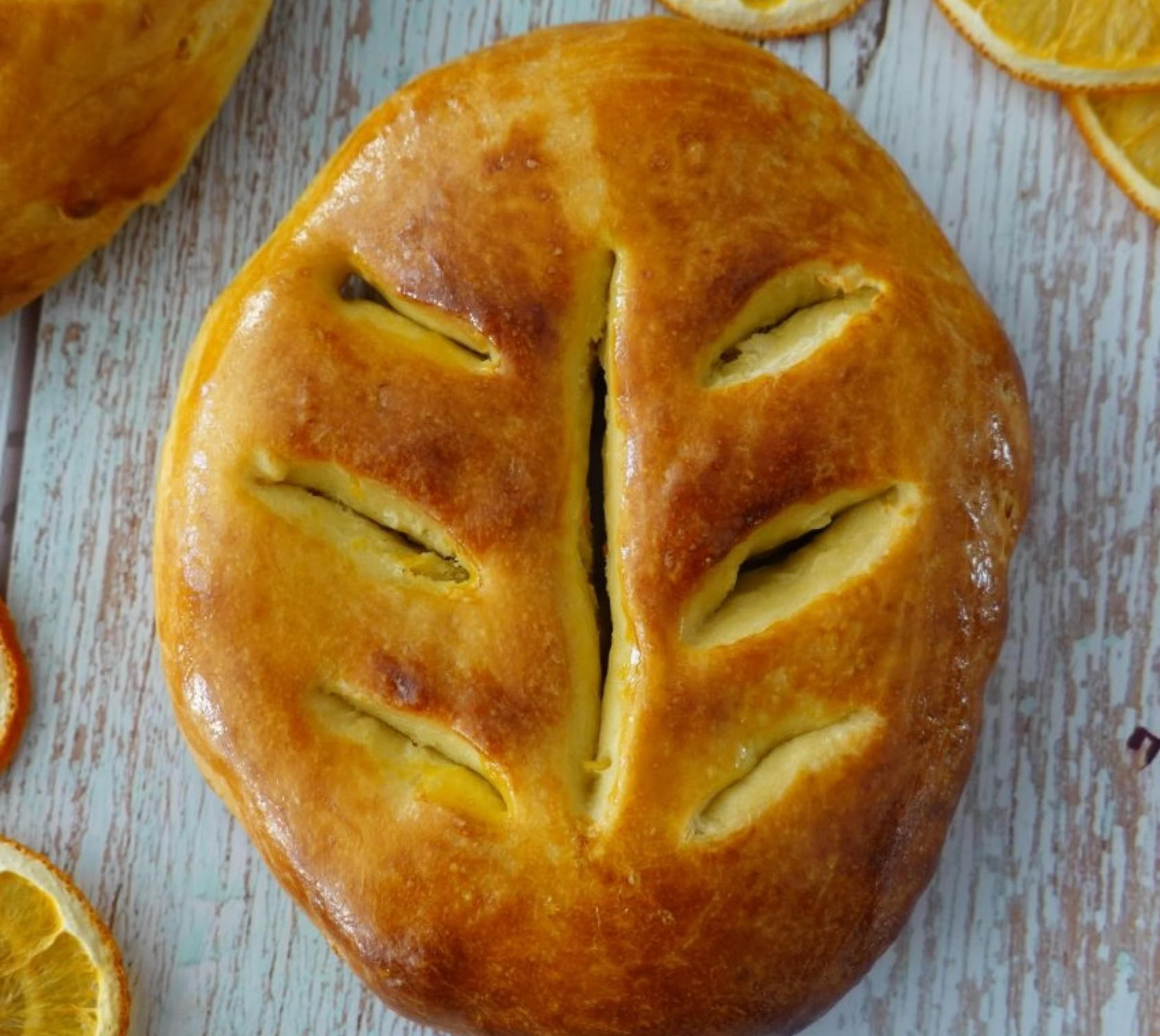 La pompe à l’huile est une spécialité sucrée emblématique de la Provence et de la Côte d’Azur, traditionnellement dégustée pendant les fêtes de Noël. Elle fait partie des célèbres treize desserts provençaux servis lors du repas de Noël.