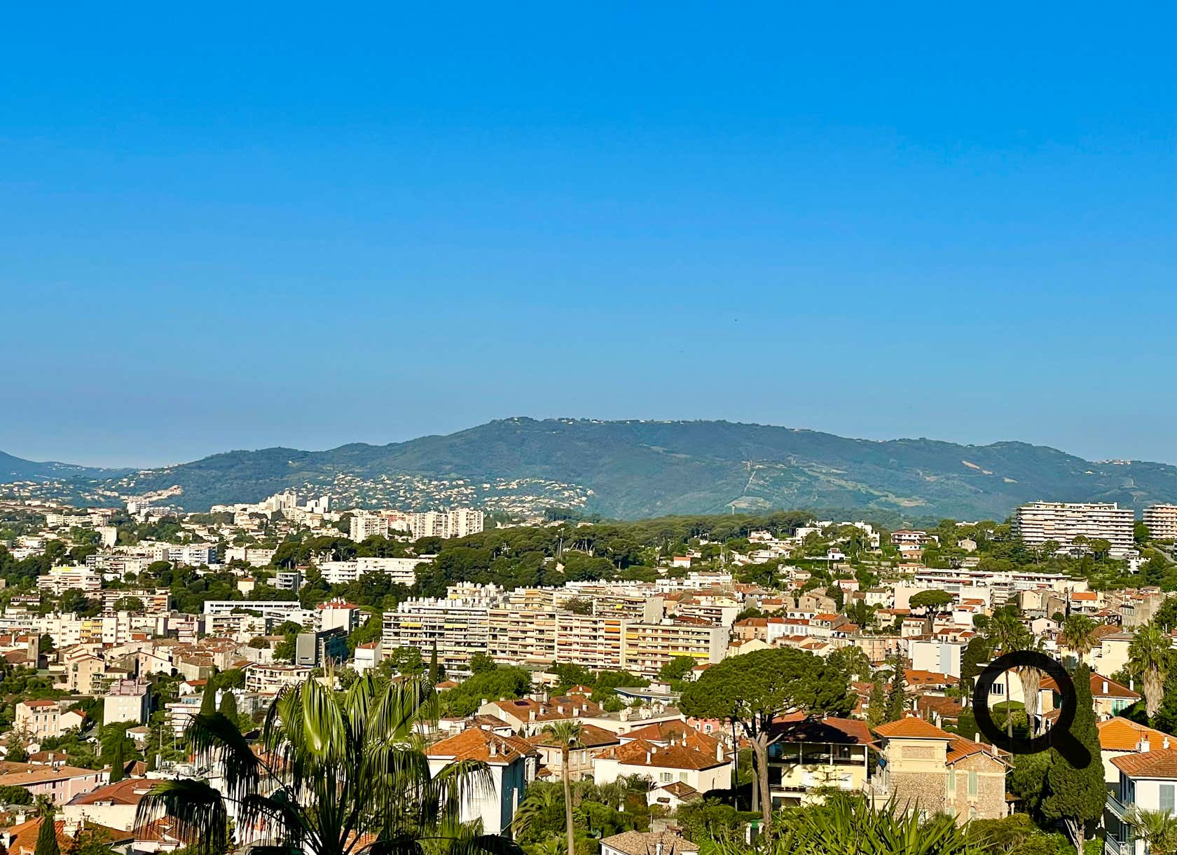 Depuis les hauteurs du Cannet, le regard embrasse un panorama exceptionnel : d’un côté, la Méditerranée étincelante, la baie de Cannes et les îles de Lérins ; de l’autre, les reliefs vallonnés de l’arrière-pays provençal, parsemés de pins, d’oliviers et de cyprès. Les petites ruelles en pente, les terrasses ensoleillées et les belvédères naturels offrent de superbes points de vue tout au long de la promenade.