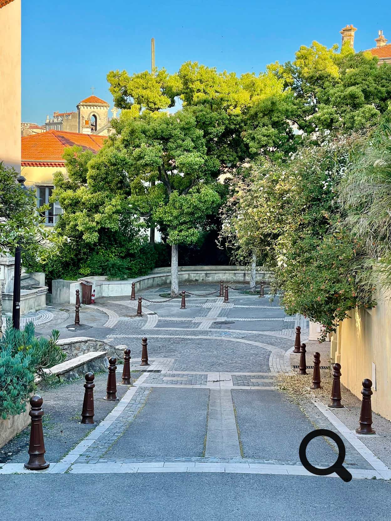 Ardisson Street is one of the discreet but charming arteries of  Le Cannet, located on the edge of the historic center. It connects  the upper part of the town to peaceful residential neighborhoods,  offering a typically Cannet lifestyle, with old buildings,  Mediterranean gardens, and small local shops. It still retains the  tranquil and preserved atmosphere that gives the town its charm.  You can feel the douceur de vivre typical of the French Riviera, with  the scents of pine and orange trees, dry stone walls, and that  special light that Bonnard loved so much.