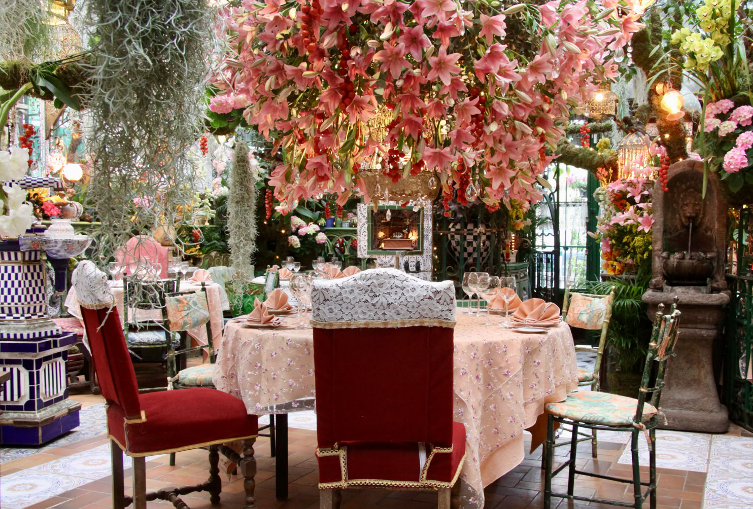 Set in a magical greenhouse-garden adorned with hundreds of fresh flowers, fruits, and exotic plants, the décor evokes a true fairy tale — a blend of Alice in Wonderland (Tim Burton style) and a lush garden. Offered exclusively in the evening, the fixed menu is priced at €136, including amuse-bouches, raw vegetables, starter, main course, and dessert (excluding drinks).