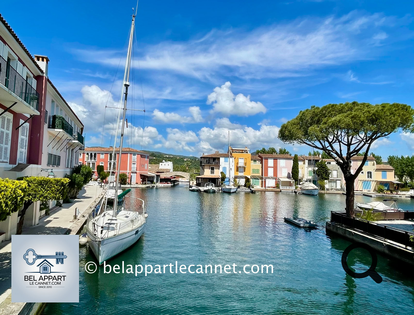 Port Grimaud, surnommée la Venise Provençale, est une destination unique située au cœur du golfe de Saint-Tropez. Ce village lacustre, conçu par l’architecte François Spoerry dans les années 1960, charme par son architecture typique et son réseau de canaux bordés de maisons colorées aux volets pastel.