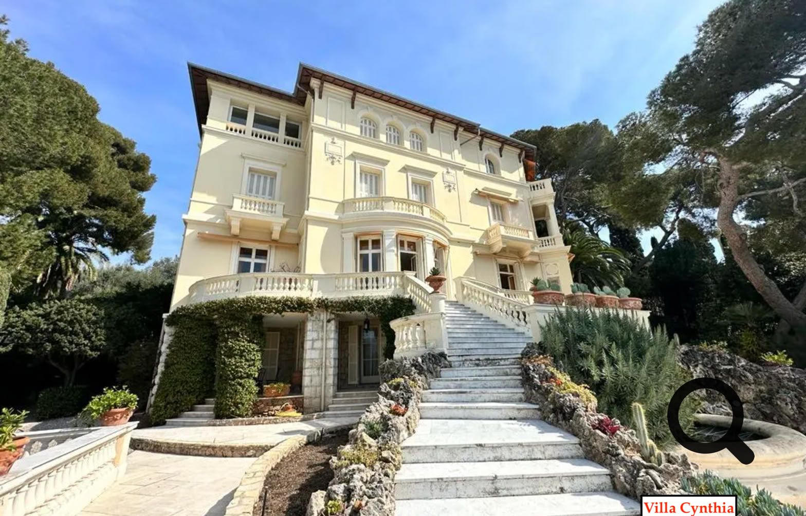 Parmi elles, la Villa Cyrnos, construite pour l’impératrice Eugénie, veuve de Napoléon III. D’autres joyaux comme la Villa l'Éclaircie ou la villa Cynthia, et bien d'autres rappellent le faste d’un autre temps.