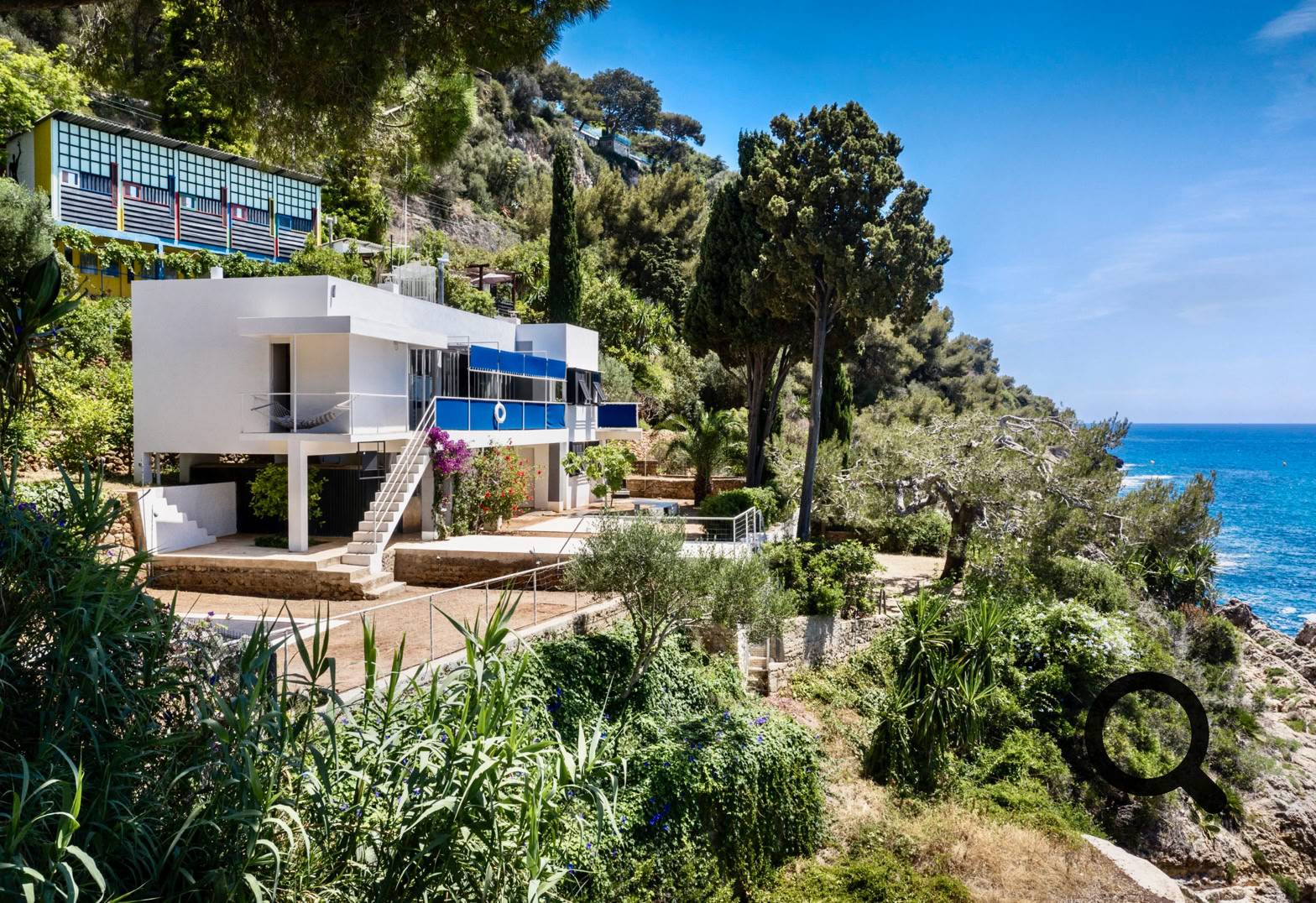 Non loin de là se trouve la Villa E-1027, conçue par la designer Eileen Gray, un chef-d’œuvre du modernisme. Ces deux lieux sont aujourd’hui classés au patrimoine mondial de l’UNESCO.