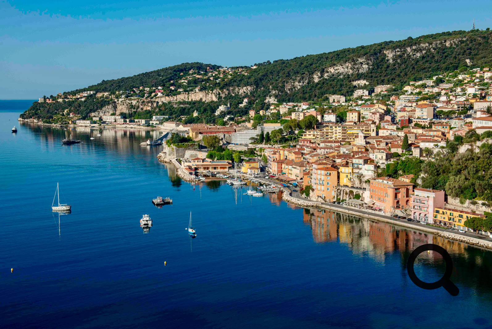 La Rade de Villefranche, l’une des plus profondes et des plus belles baies du monde, est un spectacle à elle seule. Ses eaux cristallines attirent les amateurs de baignade, de plongée et de sports nautiques. Les plages, comme la plage des Marinières, offrent un cadre idéal pour se détendre tout en admirant les yachts et voiliers qui animent la baie.