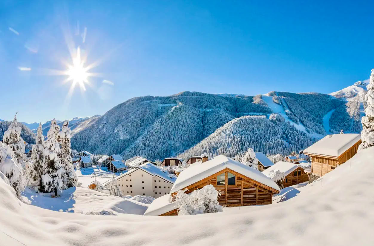 Nestled between the Mediterranean Sea and the snow-covered peaks of the Alps, the ski resorts of the Alpes-Maritimes offer a truly unique playground in France. Here, the contrast is remarkable: in just a few kilometers, visitors can go from the sunny beaches of the French Riviera to the snowy slopes of the Southern Alps