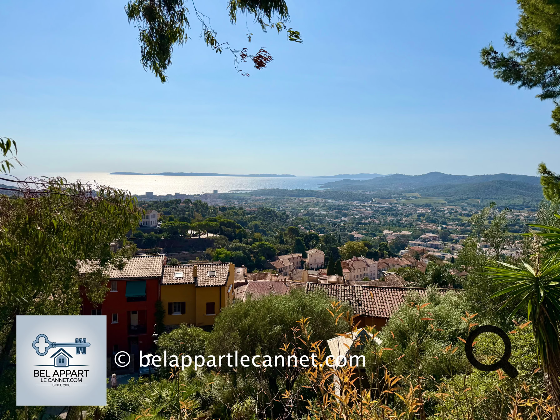 C'est le point culminant du vieux village et l'un des plus beaux panoramas de Bormes. On domine la plaine du Batailler, La Favière, le port et le Cap Bénat.