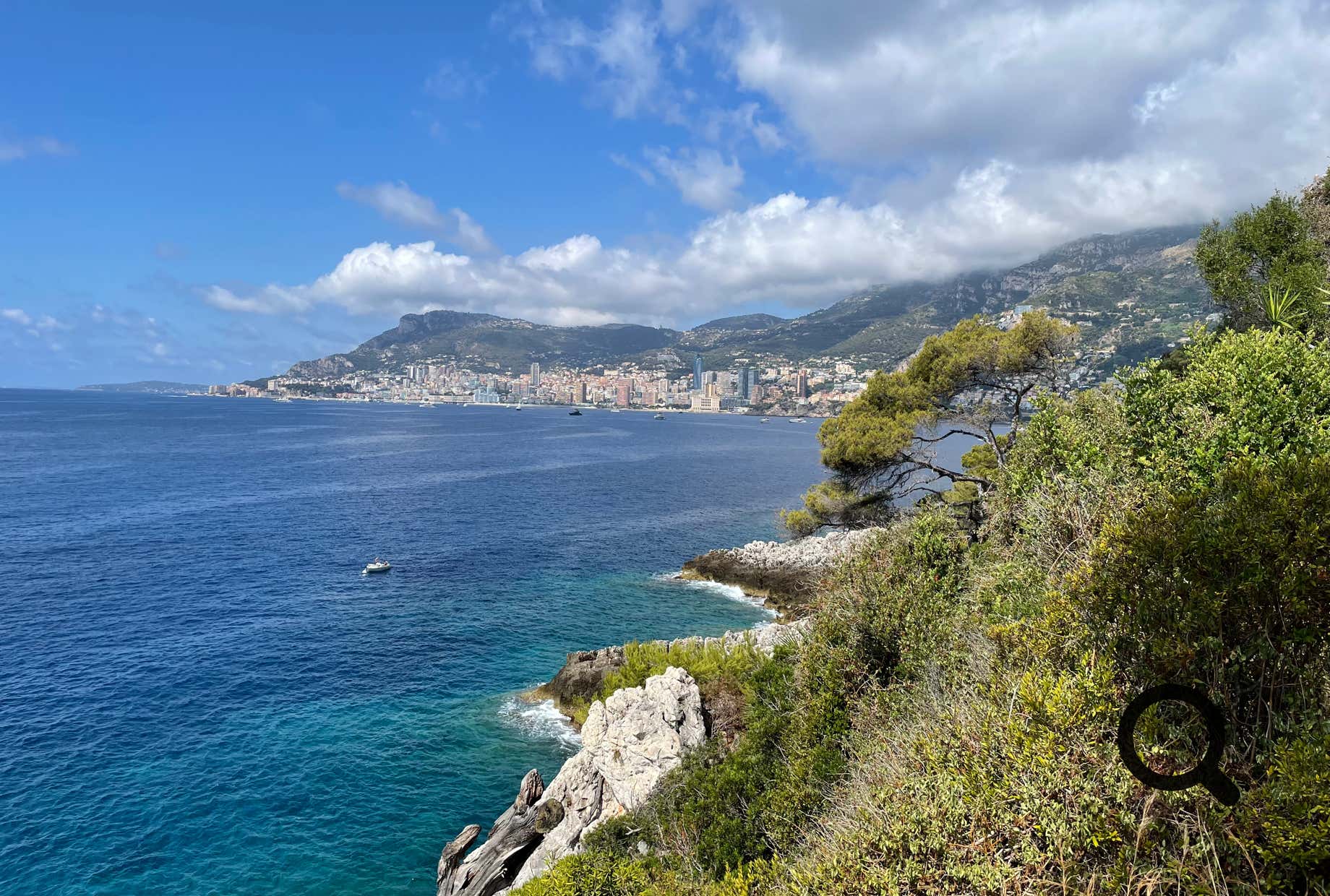 C’est un véritable paradis pour les amateurs de randonnée. Des sentiers balisés serpentent à travers les collines et mènent vers des points de vue à couper le souffle, dominant la Méditerranée et les reliefs environnants.