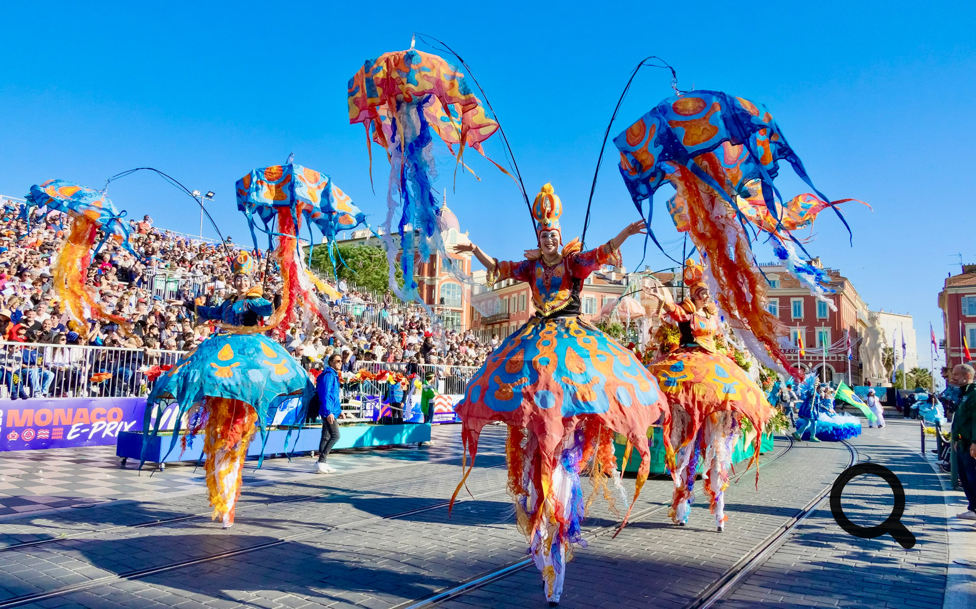Chaque année, un thème original inspire la création des chars géants qui composent les cortèges. Ces œuvres monumentales sont le fruit de plusieurs mois de travail réalisés dans les ateliers par des artistes, sculpteurs et artisans locaux.
