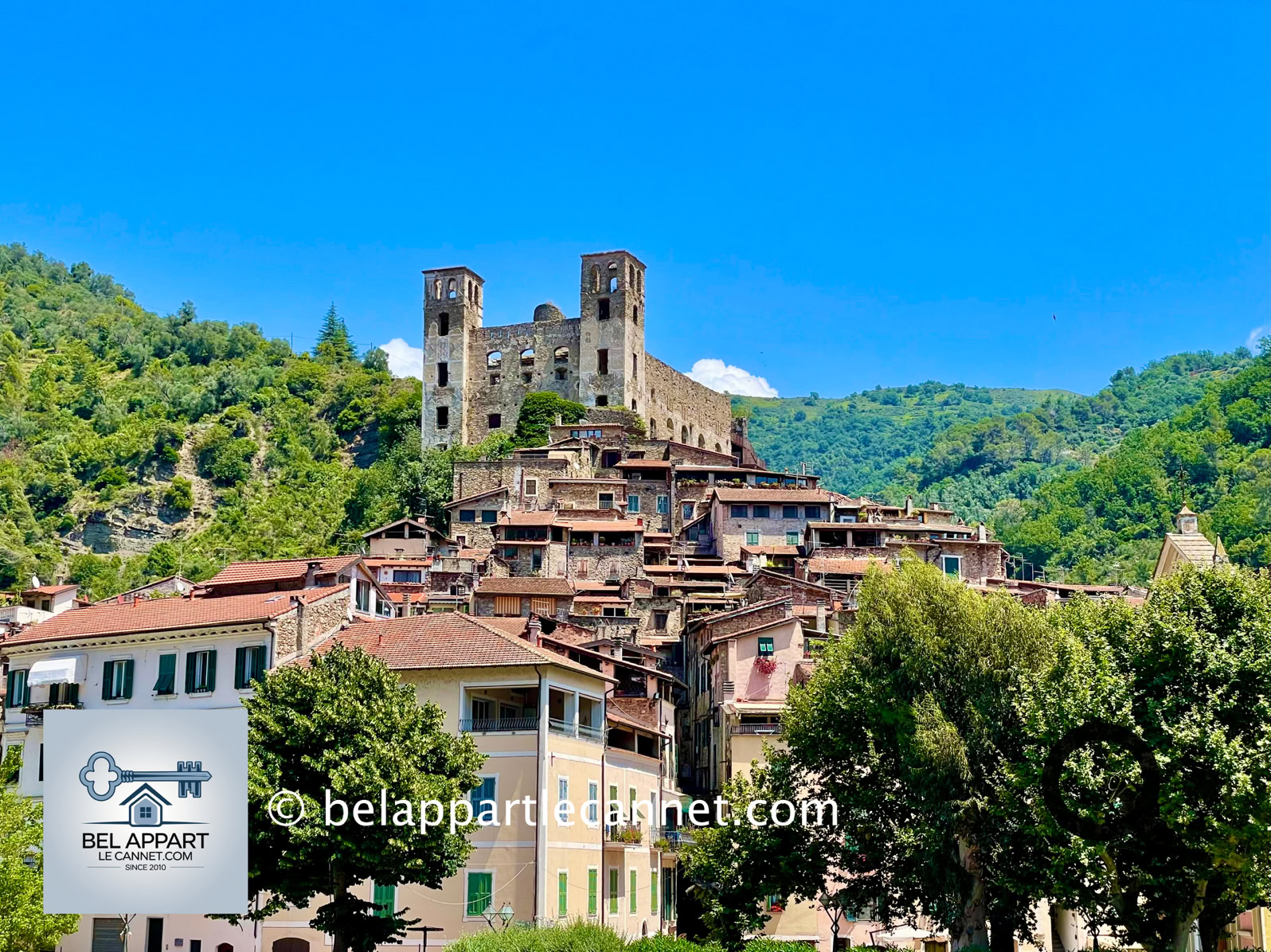 En se promenant dans les ruelles, on découvre une ambiance authentique et paisible typique des villages ligures de l'arrière-pays. Certaines maisons semblent presque suspendues les unes au-dessus des autres, créant un décor très photogénique.