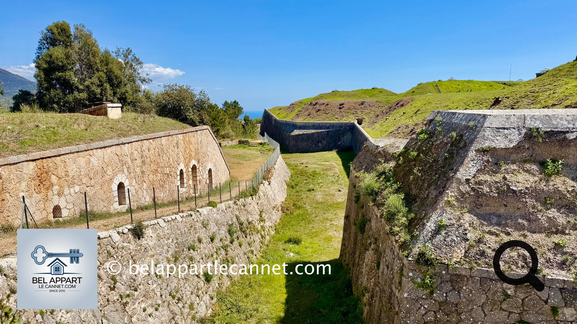 le Fort de la Revère est un ancien ouvrage militaire niché sur les hauteurs entre mer et montagne. Construit à la fin du XIXe siècle pour protéger Nice, ce fort domine aujourd'hui un vaste espace naturel.
